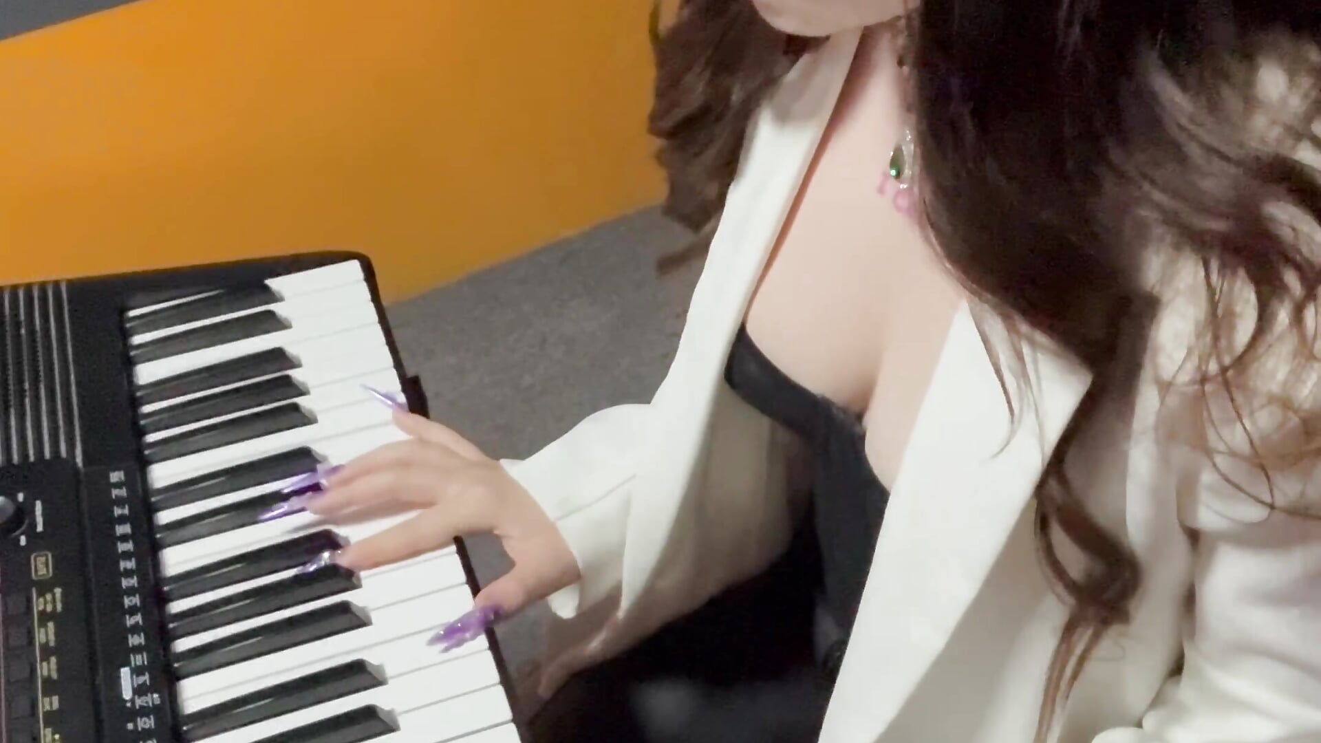 Piano 🎹 and me 😍 - video by AliceAsh