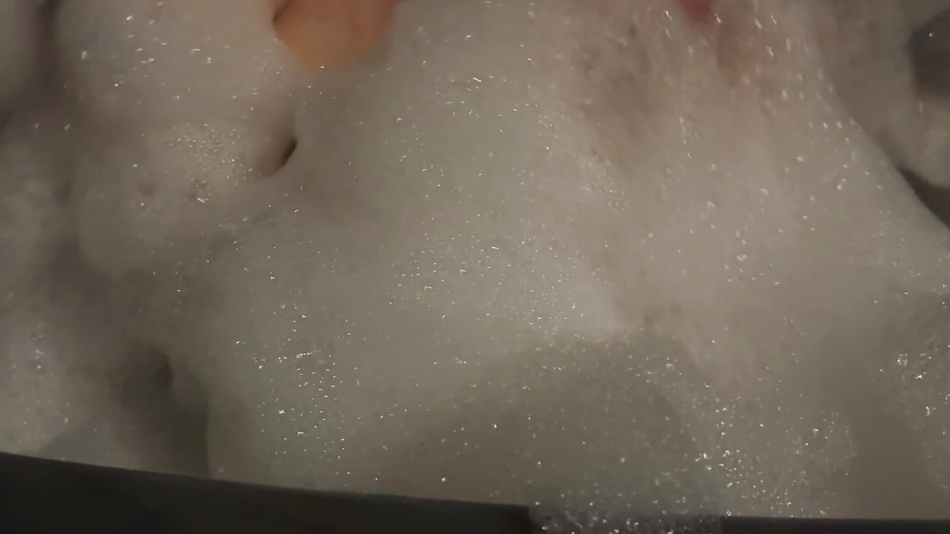 Chest covered in foam💦🧼🫧－カメラキャストのAss_asssssの動画