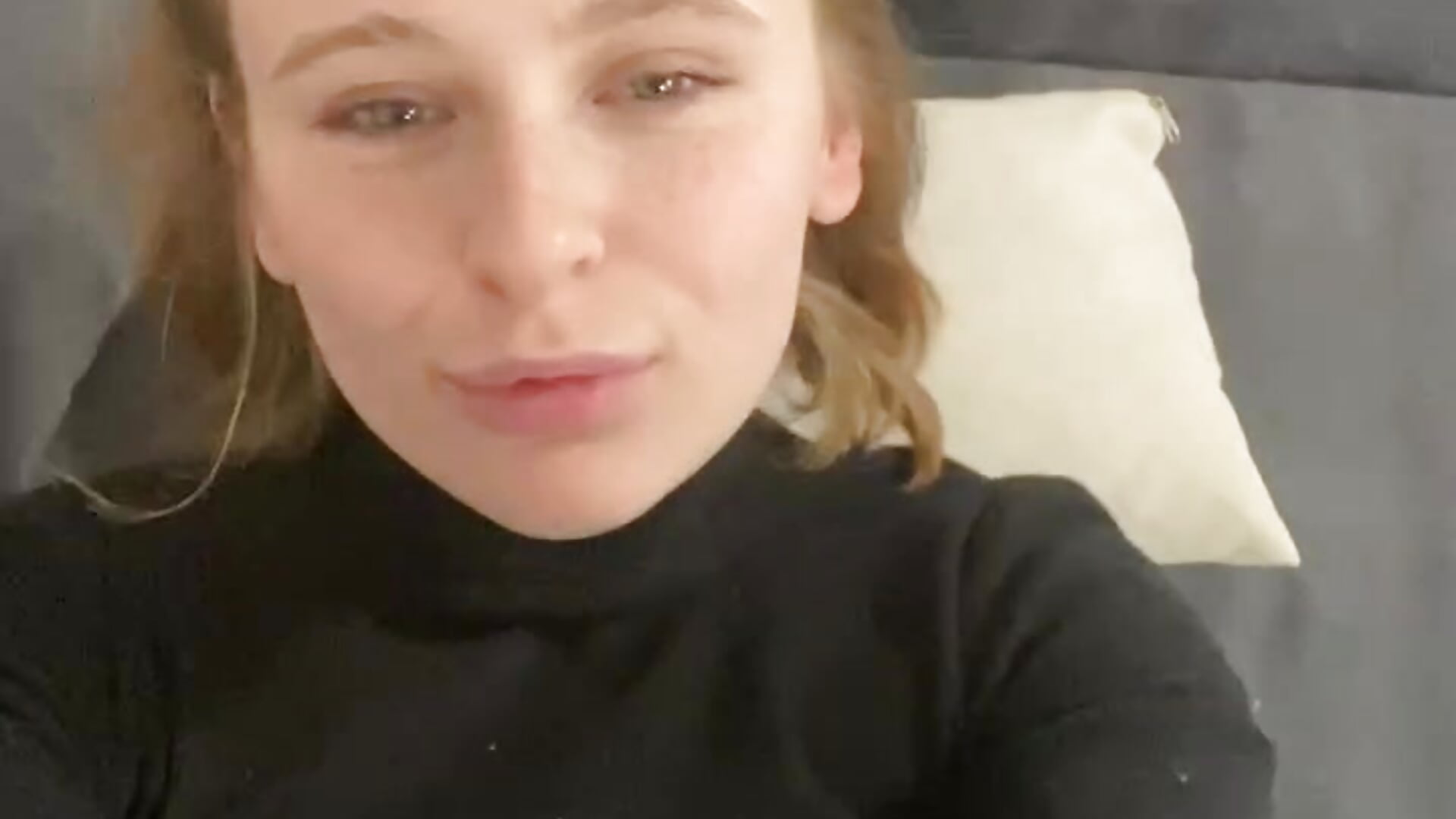 Shy games - video by MoireBudlong cam model