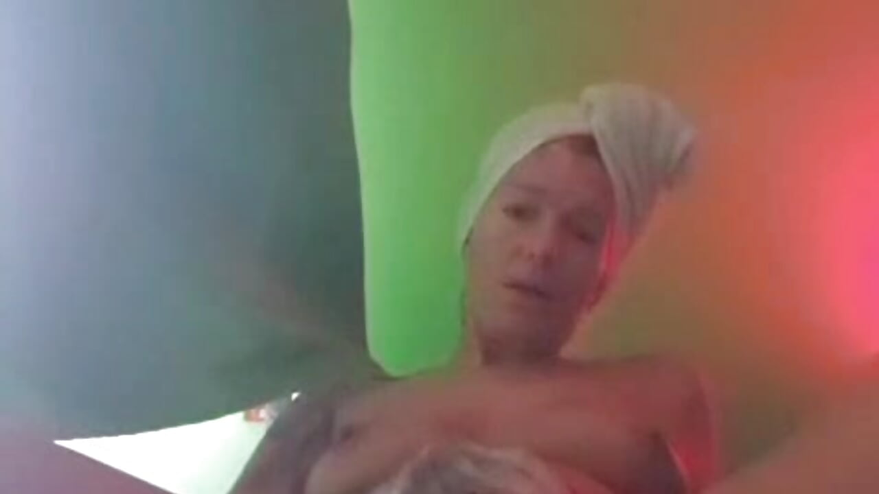 Nach dem Duschen viele Orgasmen. Ich war so geil einfach - vidéo du modèle de showcams Lara_SecretLady