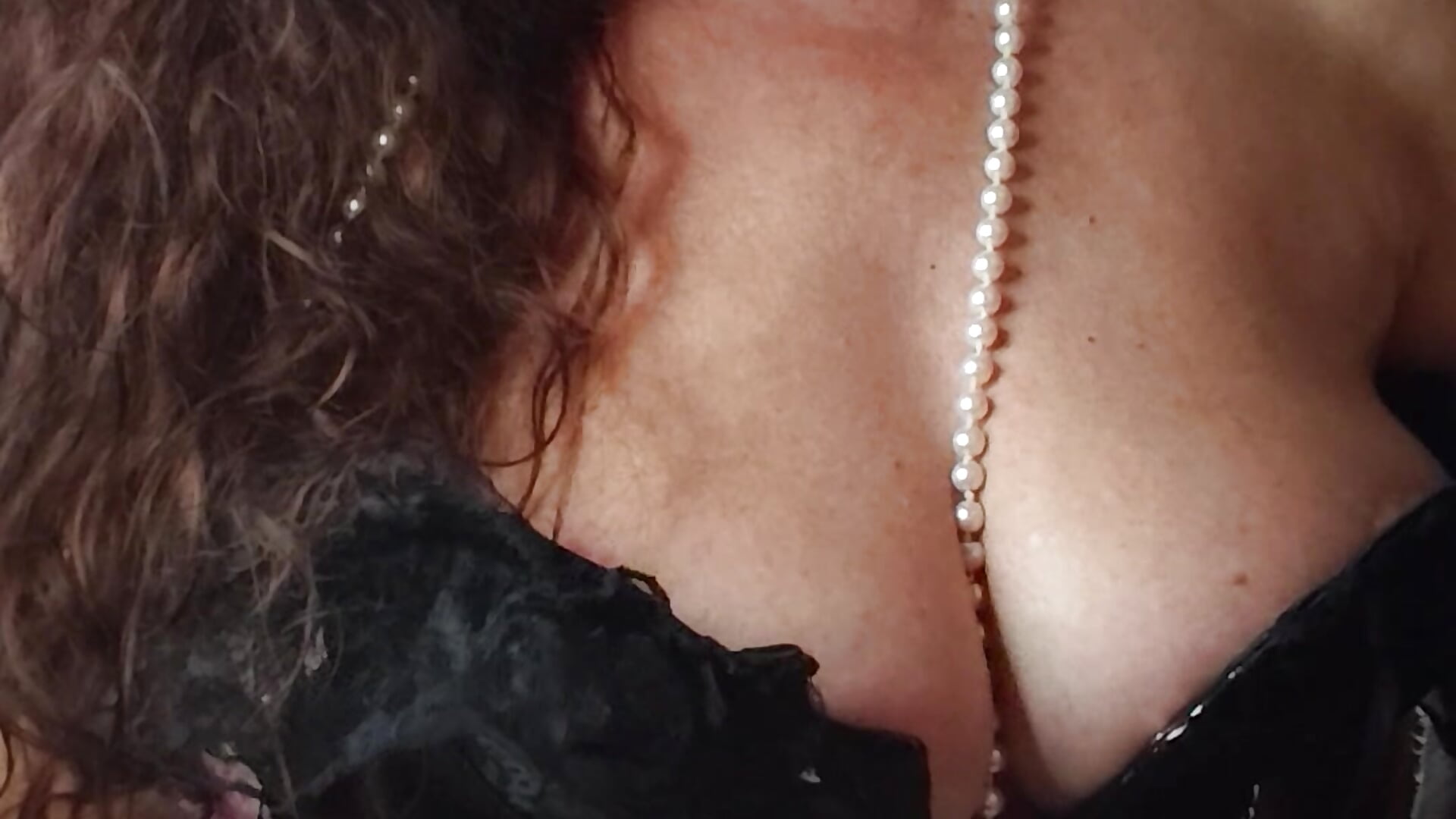 Esmeralda undresses to come to you naked at night in your dreams...