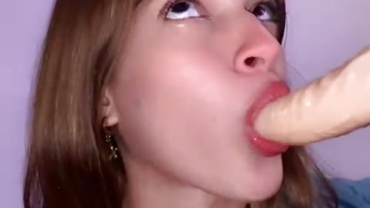 Do you want one of the most delicious blowjobs here? - vidéo du modèle de showcams Nora_Vennucci