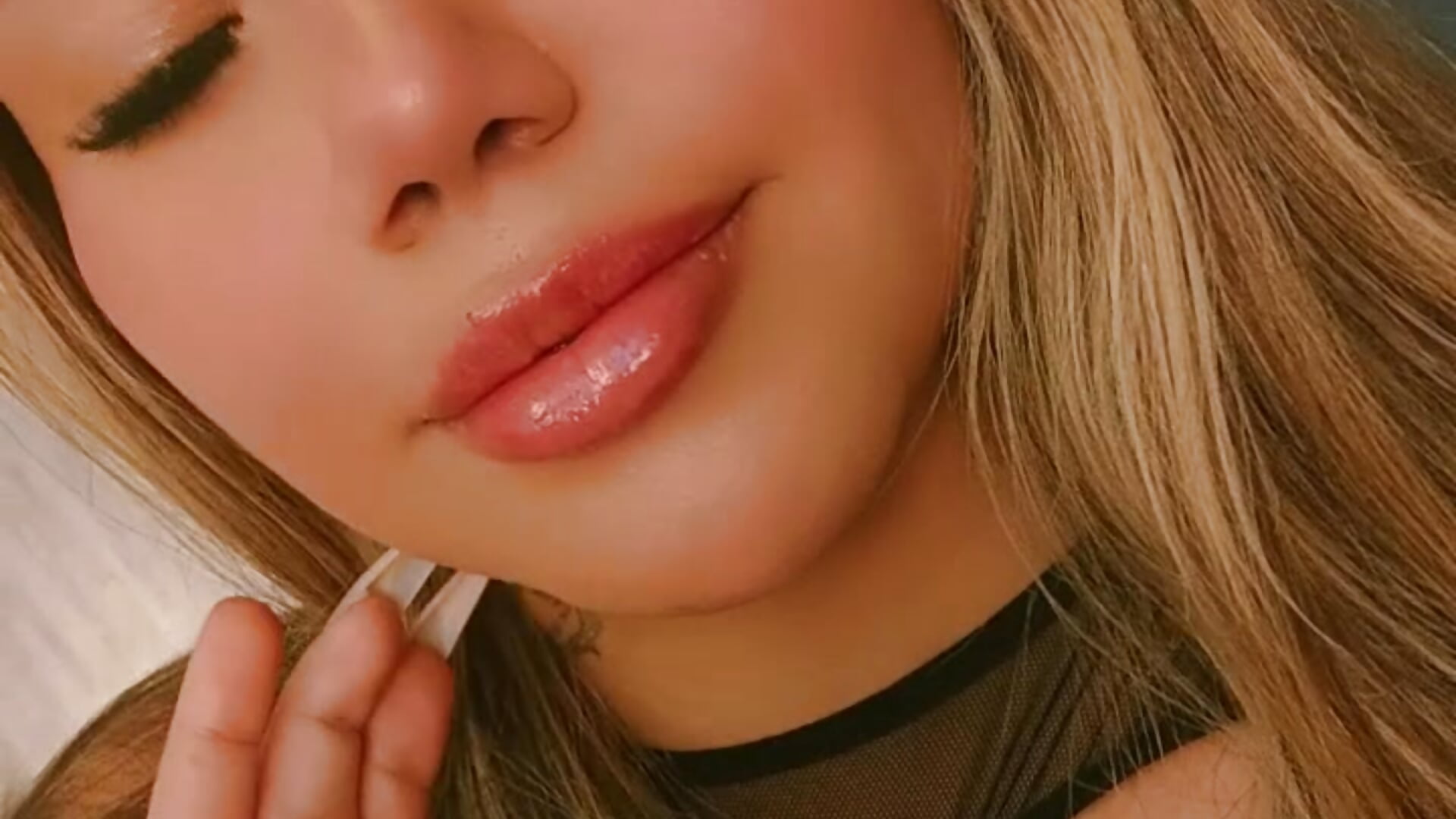 Hey baby you like lips 👄 - video by Aleja_gh1 cam model