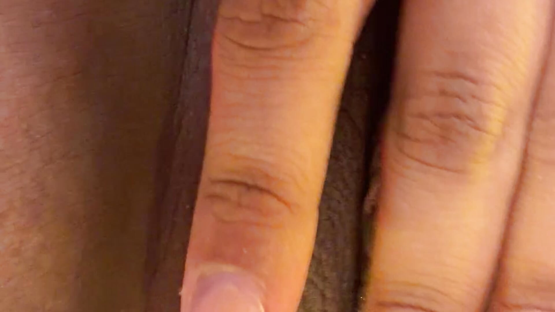 My clitoris wants to feel how you caress it💦💦
