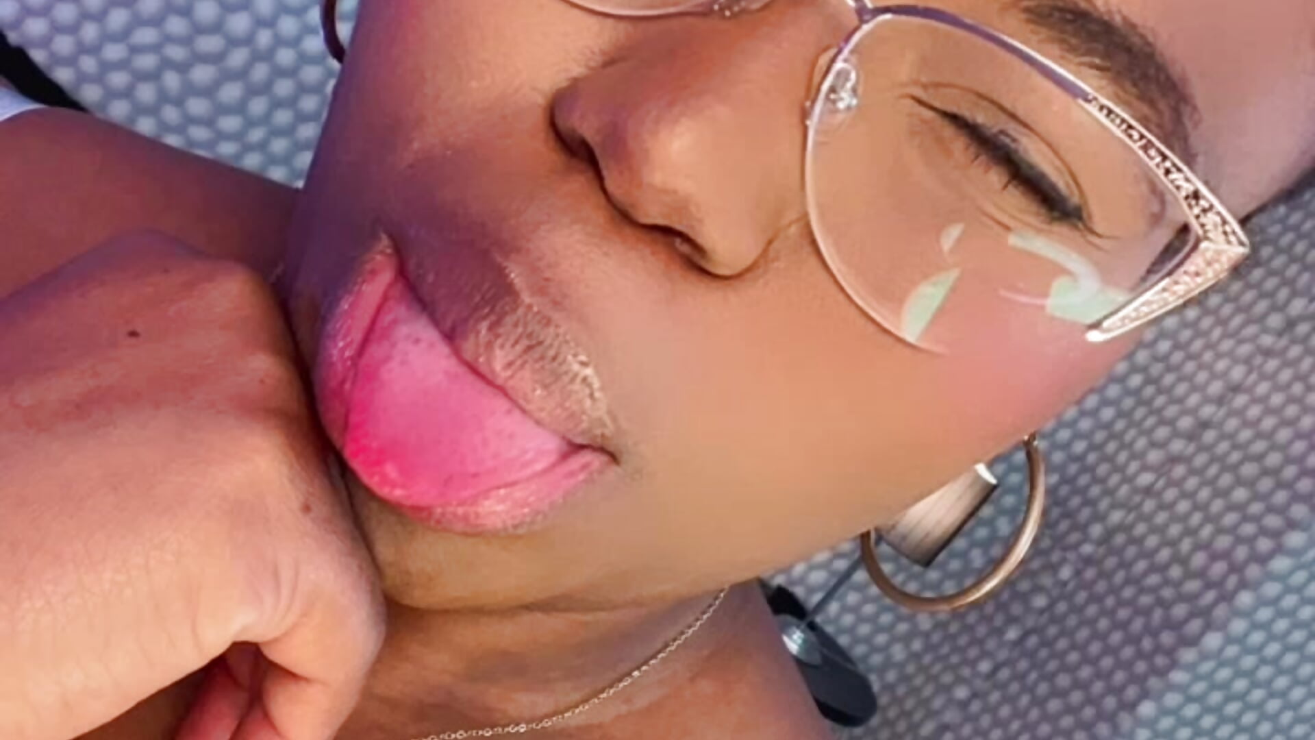 😋 - video by Makena_gh cam model