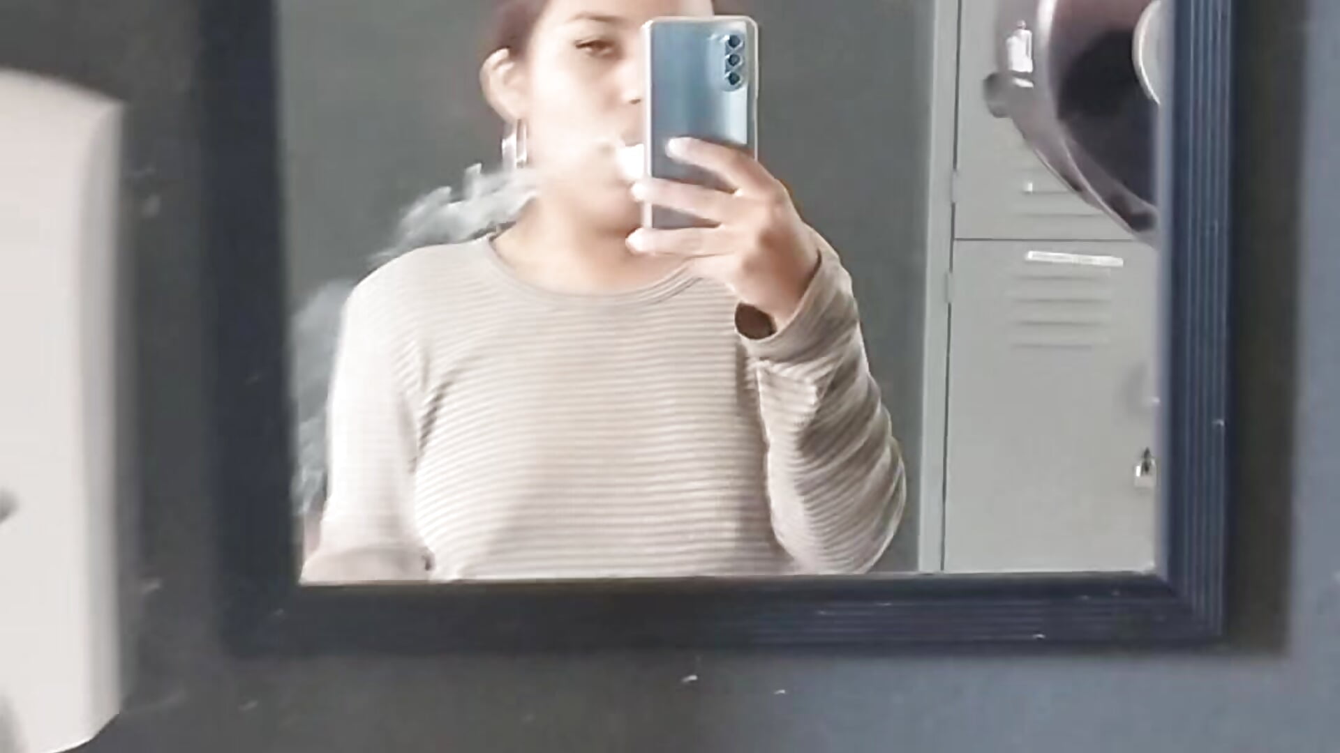 Fumando un poco 🩷 - video by Yessicafoxy cam model