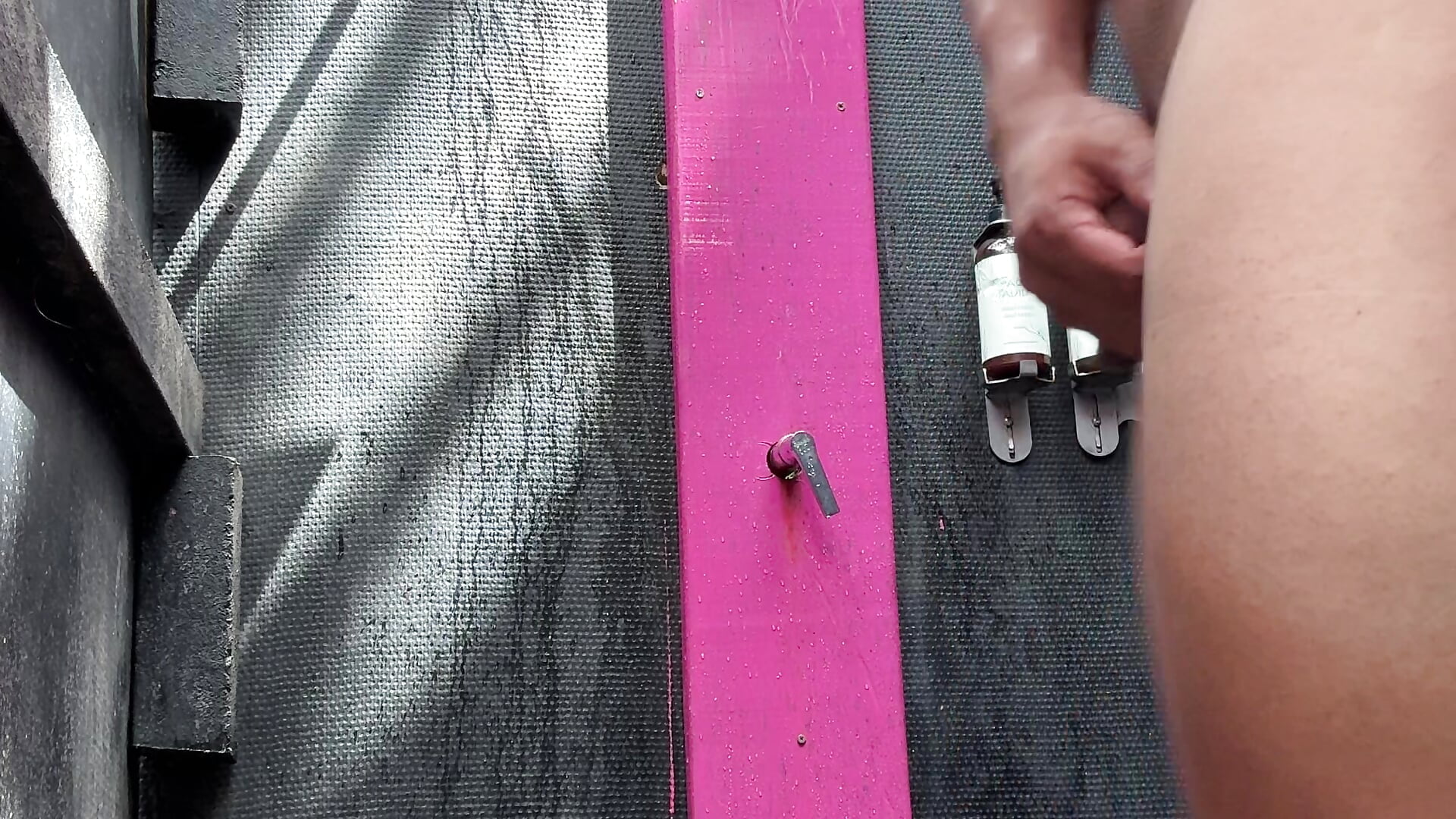 CUM IN PUBLIC BATHROOM - vídeo de la modelo de cam Adrian_Mill3r