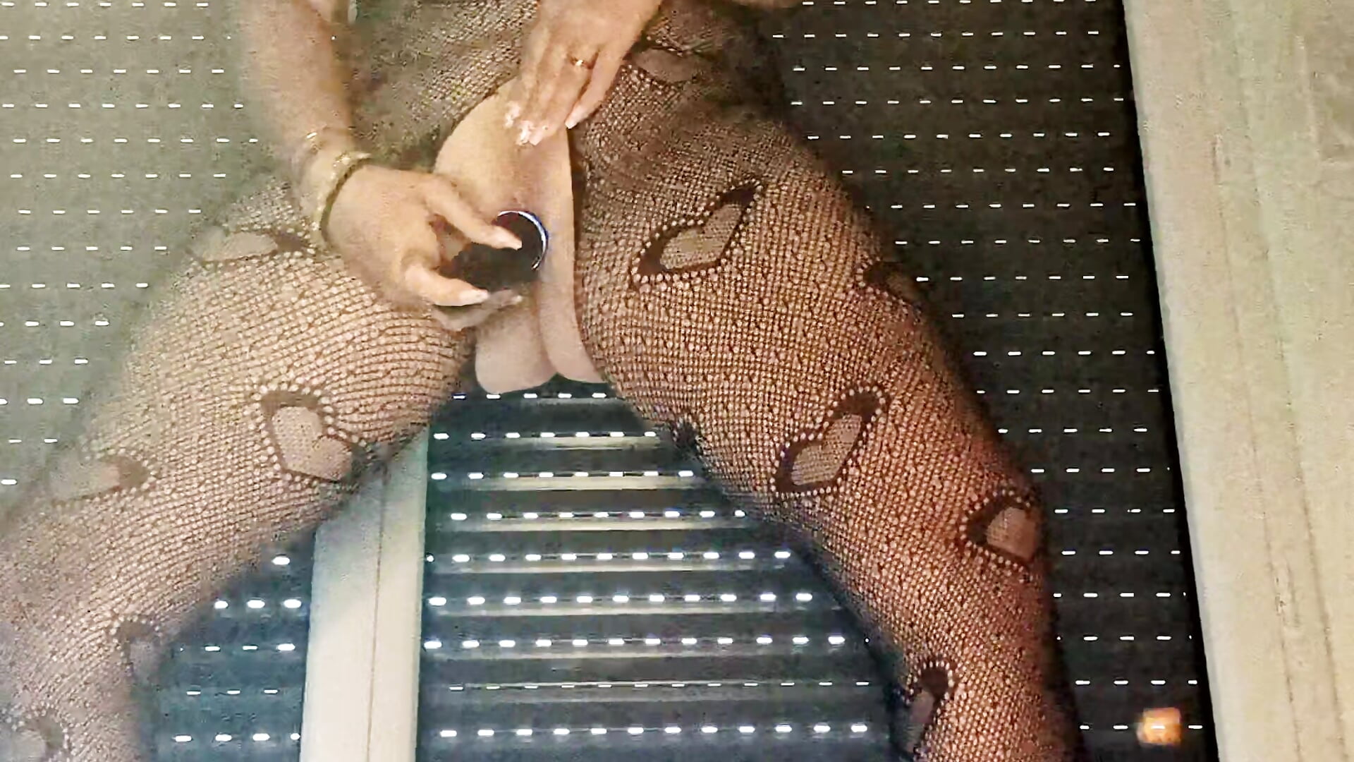 Squirt debout dans le salon 🤭💦
