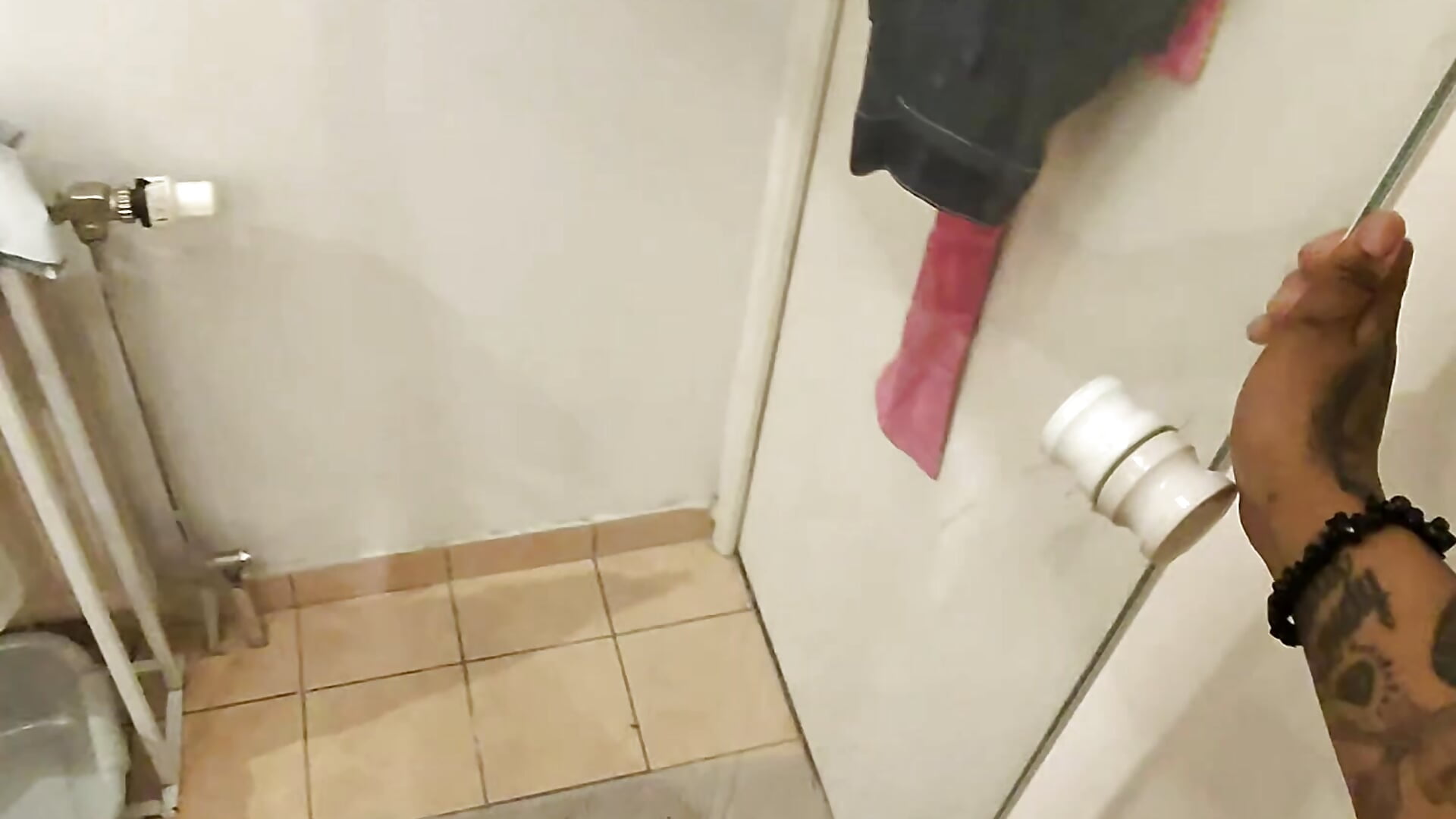 Glissé dans ma douche (POV) 👁️🔥 - video di BabyFannyxx modella di cam