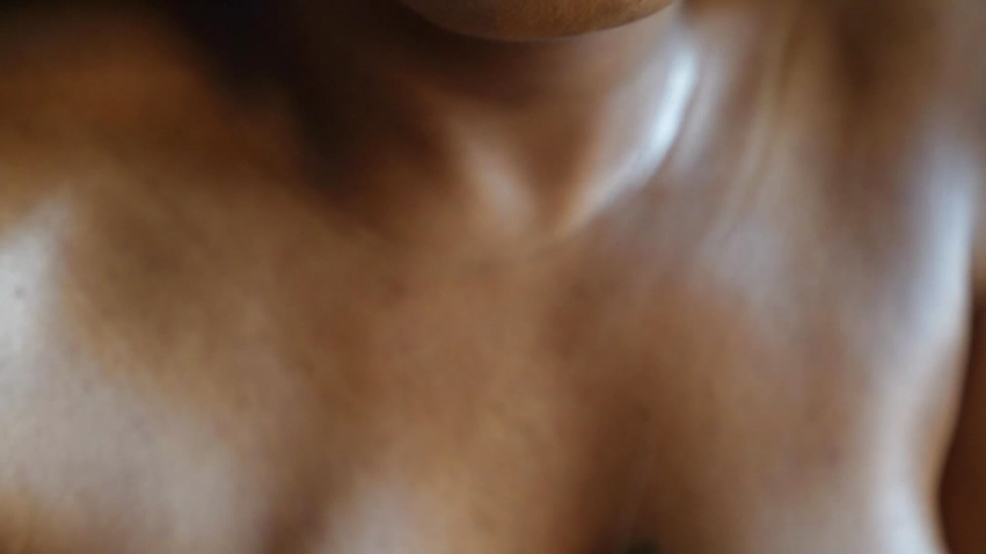 Sur les seins 👅🤤 - vidéo du modèle de showcams BabyFannyxx