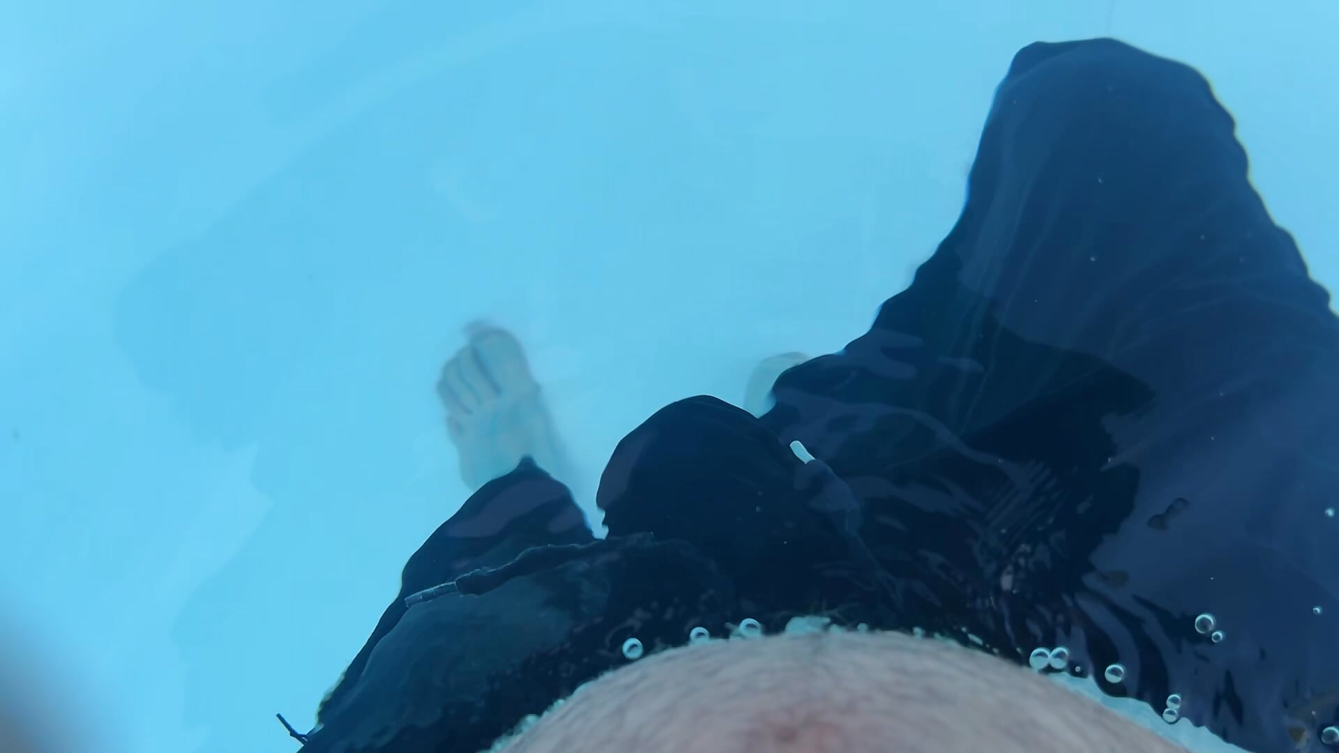 Boner in Satin Shorts in public pool – video od webkamerové modelky thewetshorts