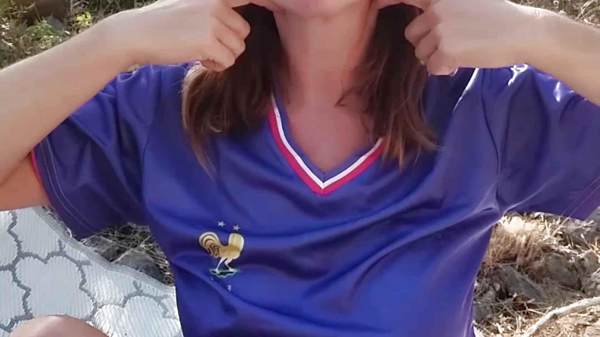 Soccer slut outdoors - video by misslynexxx cam model