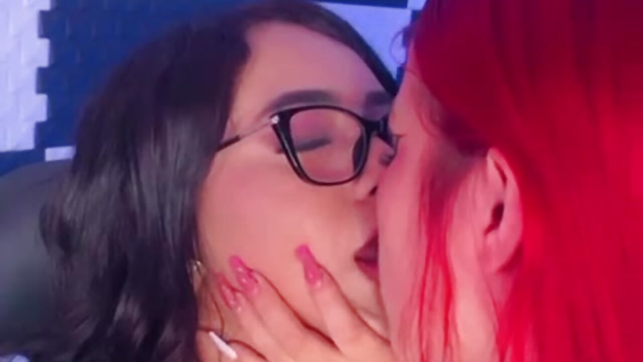 I love the kisses of my new girlfriend - SamanthaPierce 캠 모델의 동영상