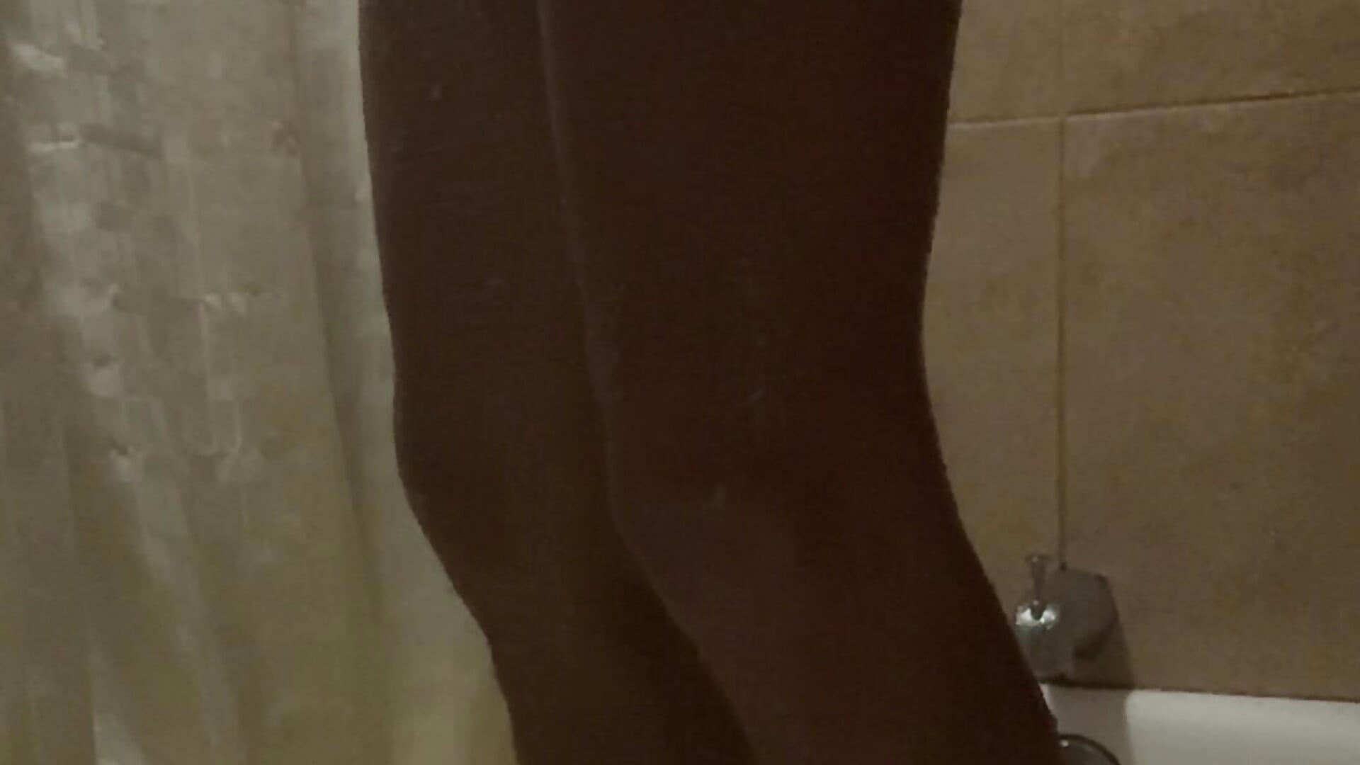 Slippery when wet caution – video modela na kameri TemptedRooster