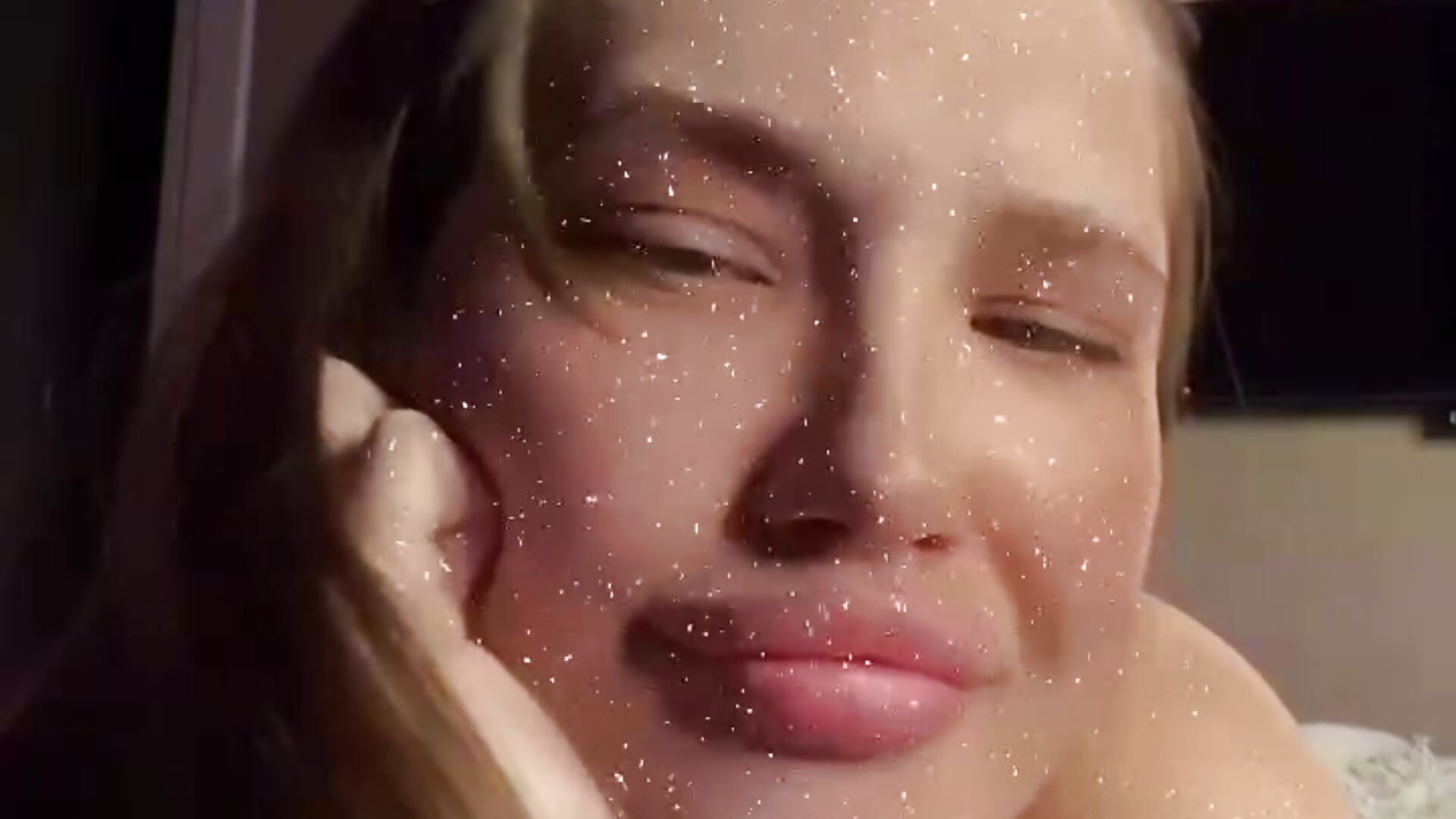 🌸 – video od webkamerové modelky Holly_Molii