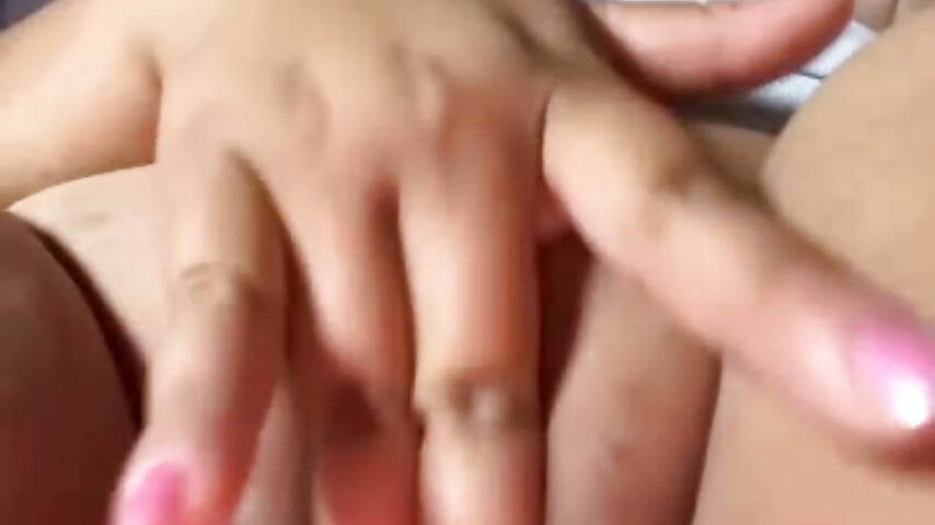 playing with my shaved pussy－カメラキャストのAlexxabelleの動画