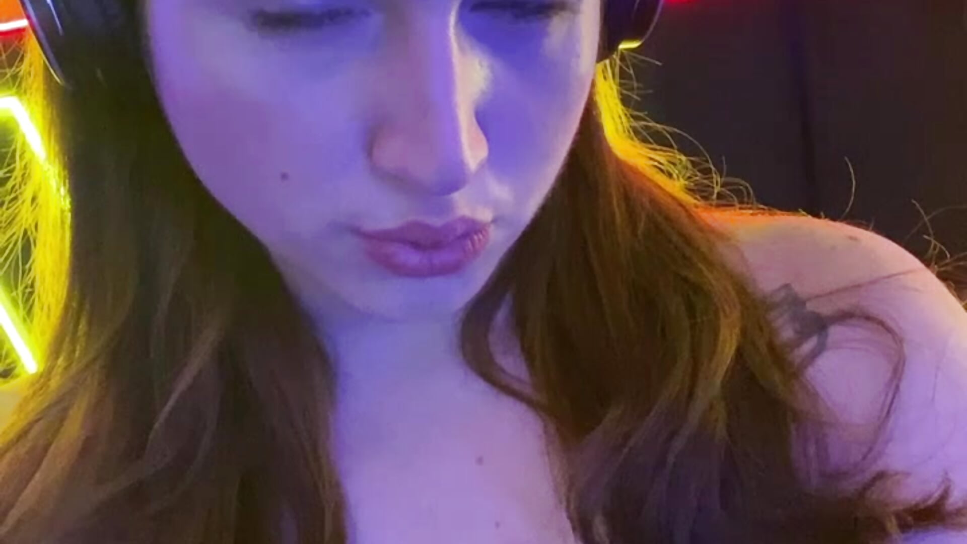 e16e5887a08c4a0d9e9cc0f26dbefea9－カメラキャストのkamel-ayeshaの動画