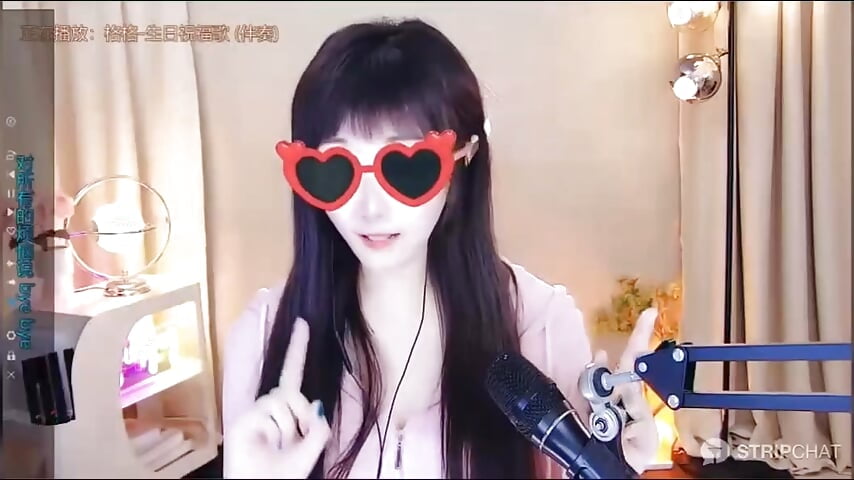 20号来见我,庆祝我的生日。笑得很开心 - video by xiaoya666--baby cam model