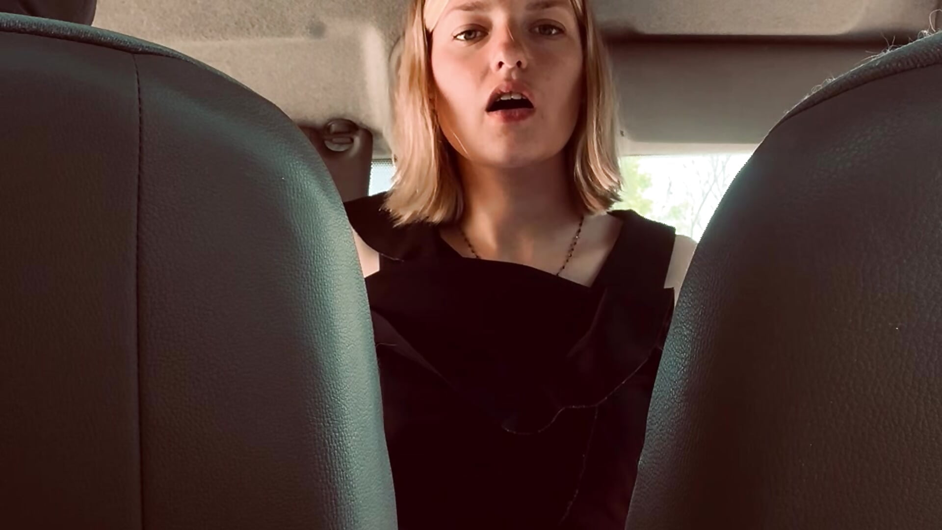 Je me prends le levier de vitesse 🚗💥🍆 - video by vilaineblonde cam model