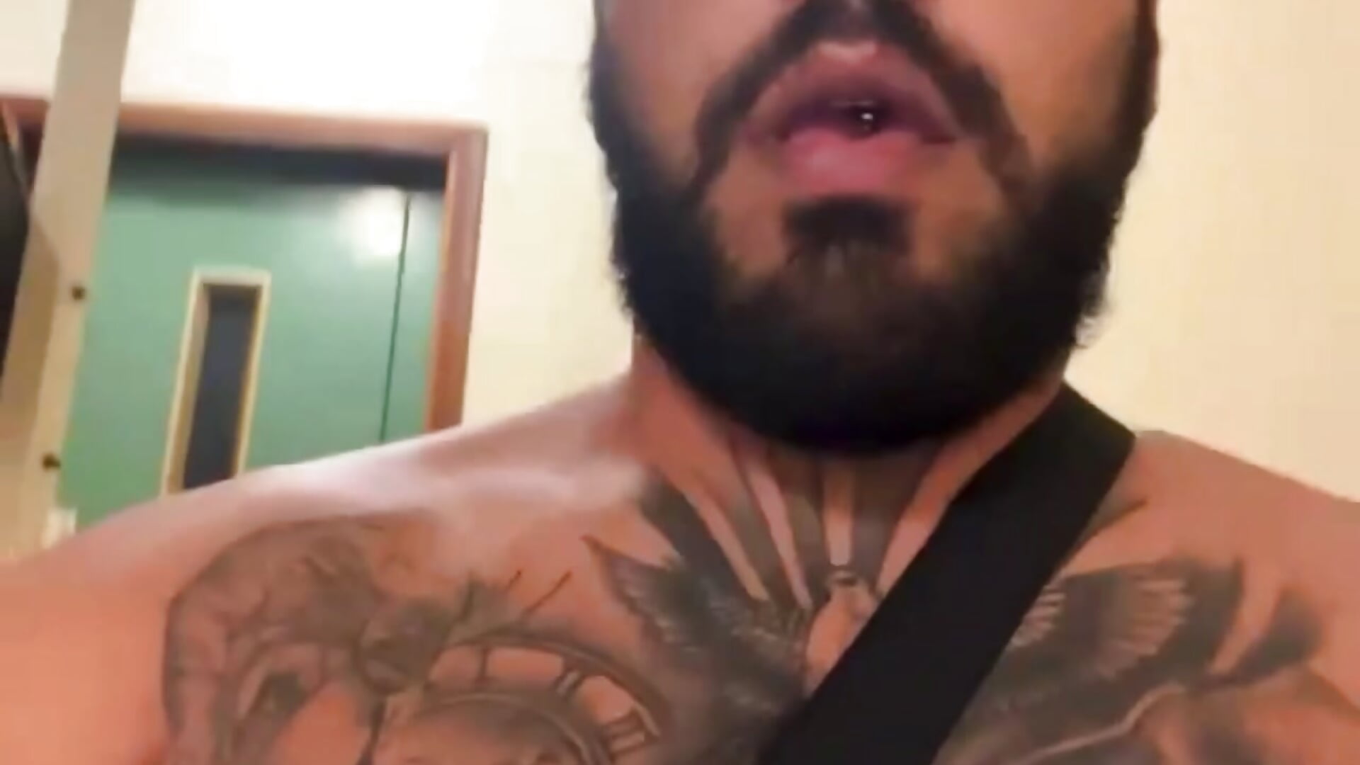 Tutto in pubblico nel palazzo,full naked in the building - відео від вебкаммоделі ILbrasitaliano