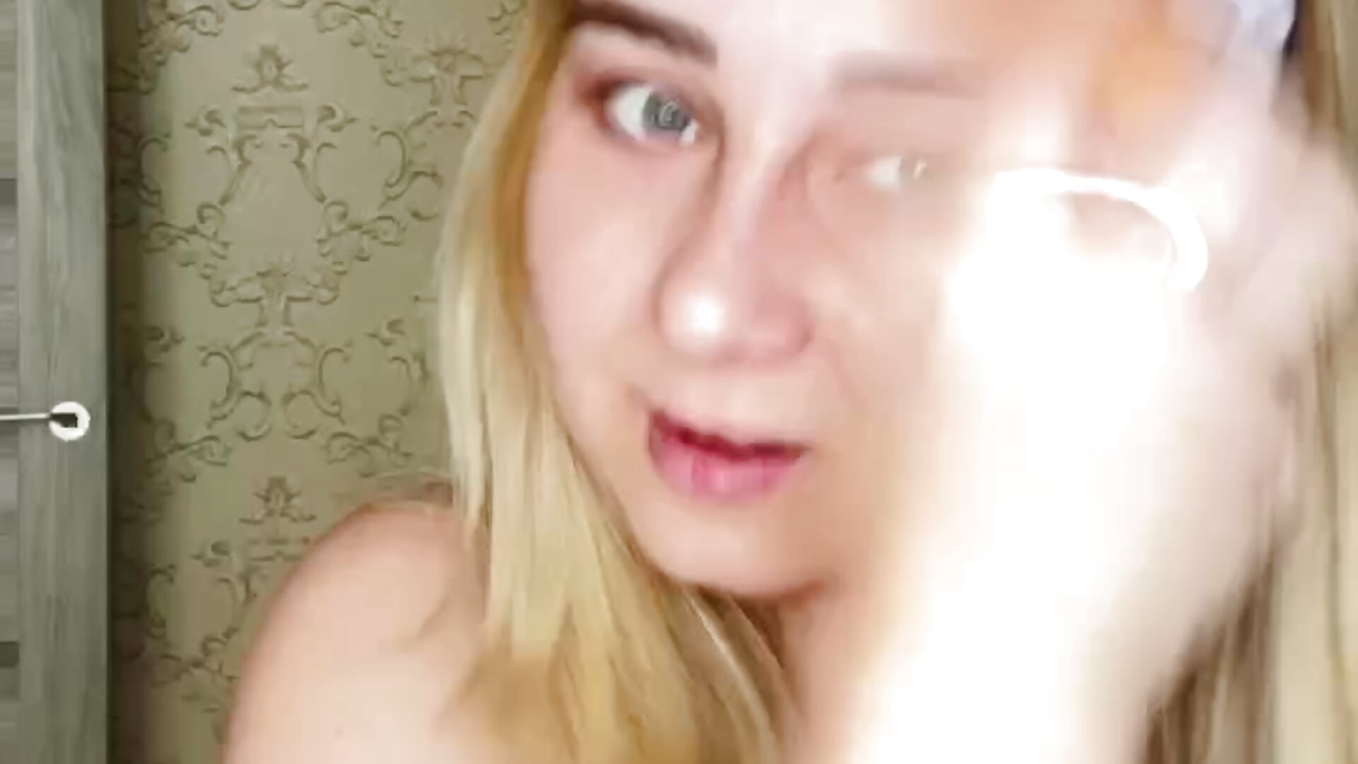 Getting ready to meet you. - video của người mẫu cam DolphinDreams