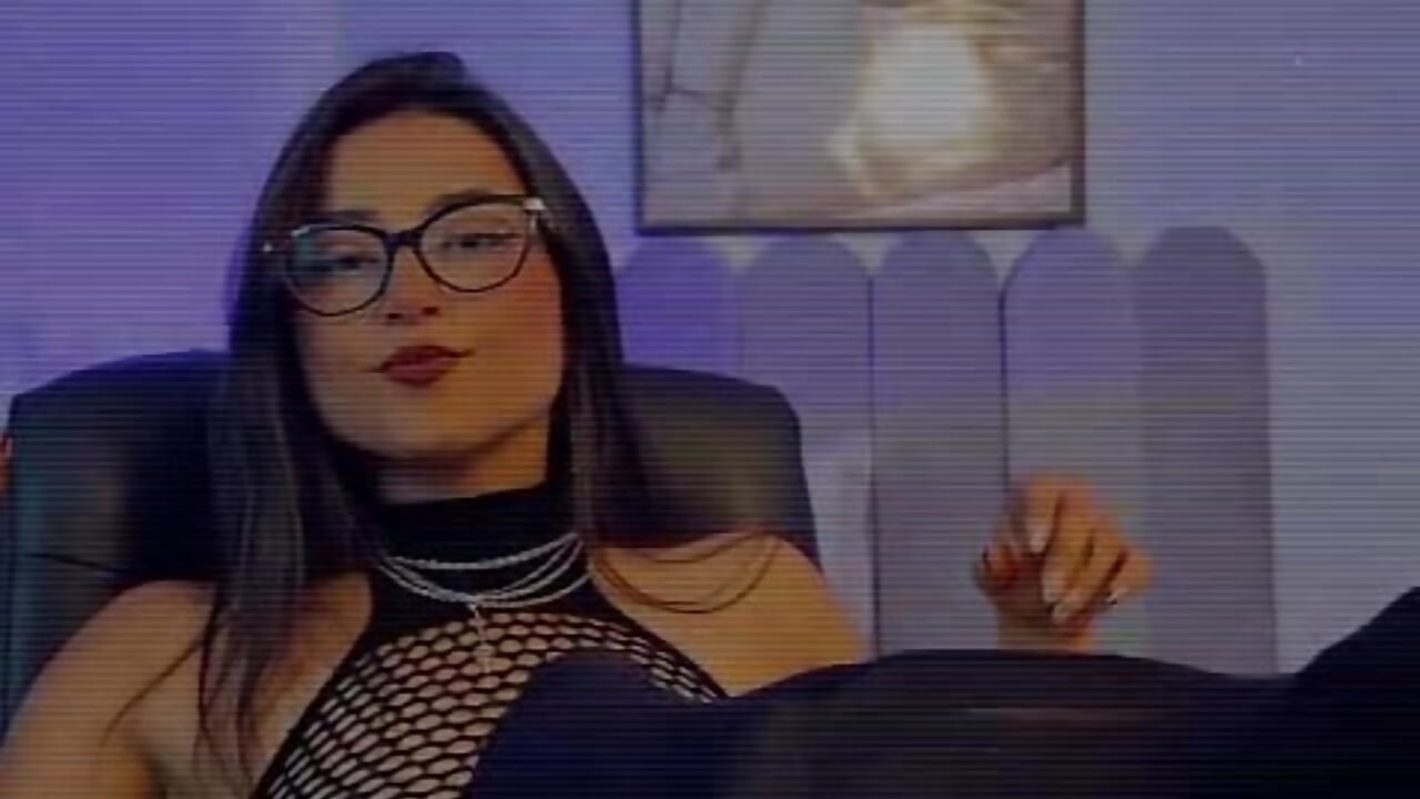 tease feet and stockings - video by Lucy_Williiams cam model