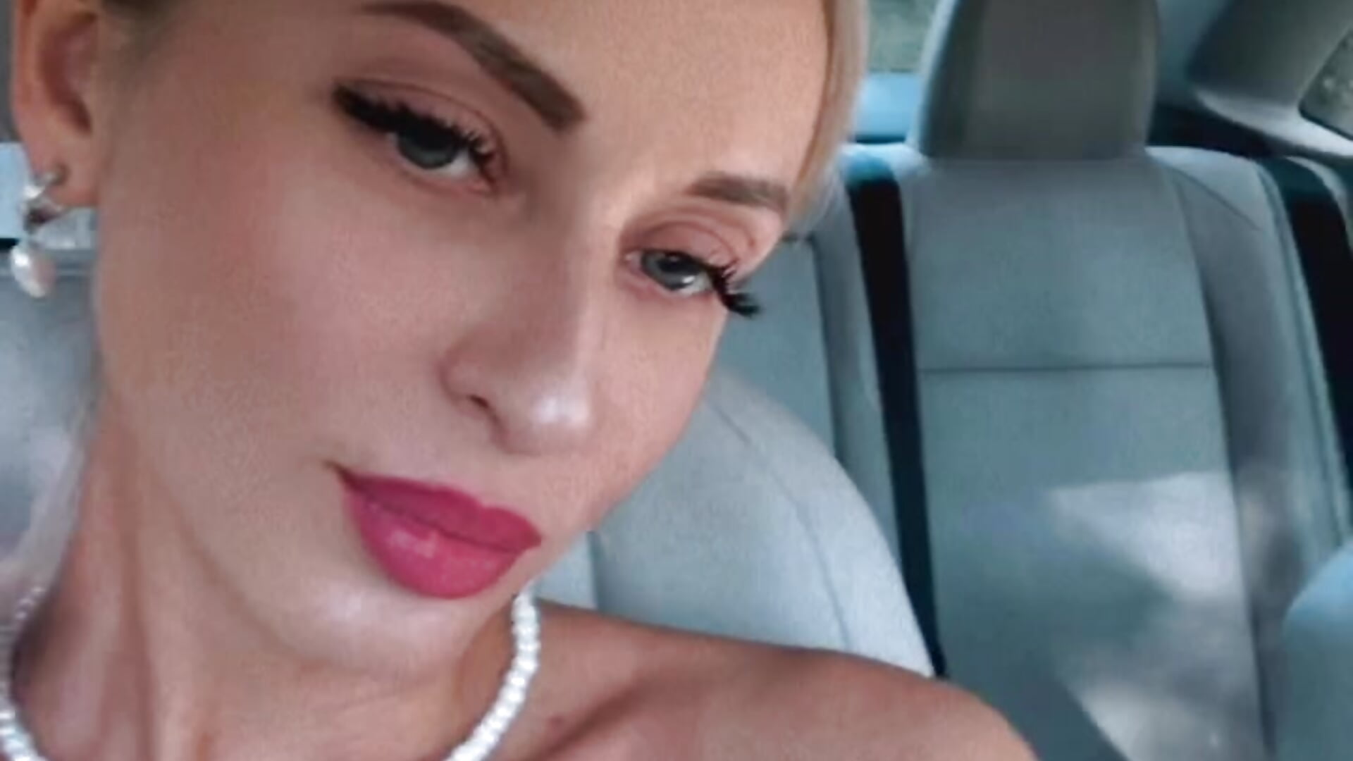 After  October 20th I will be online with you again 😍my beloveds♥️ – video od webkamerové modelky VikaBunny1