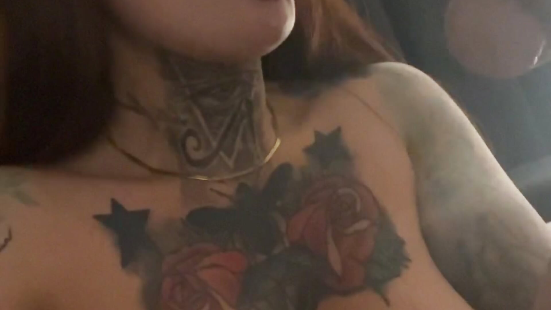 Deepthroat and spit drool on boobs – video od webkamerové modelky krysstal003