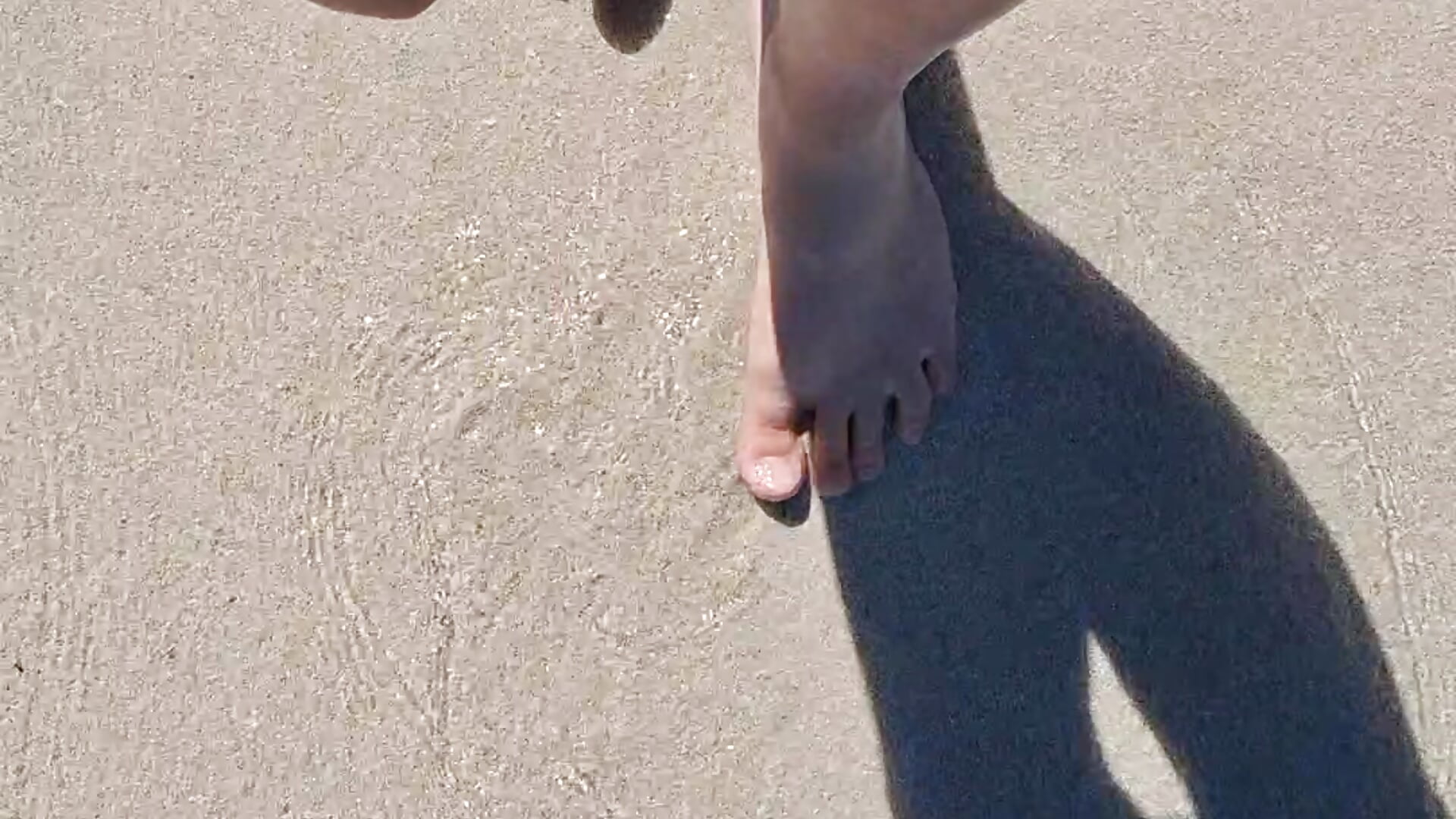 Sandy Vibes 😉  feet in water