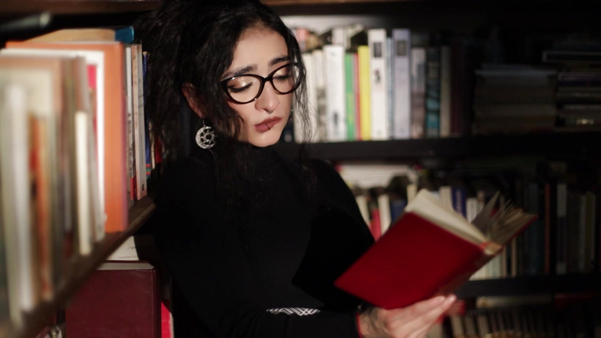 Erotic reading while my fingers play 🍆📖