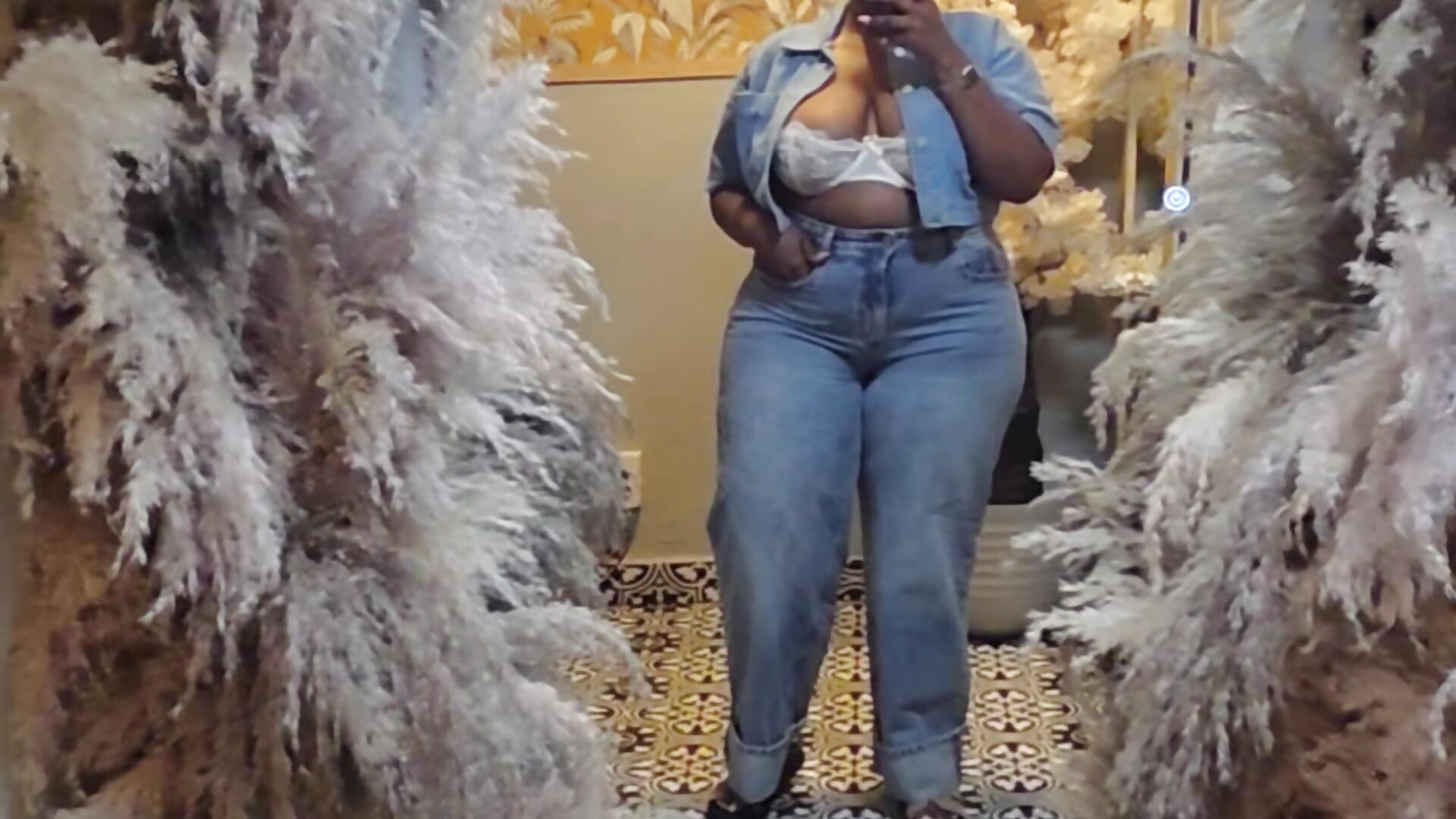 1000068996.mp4 - βίντεο μοντέλου Zee_Online