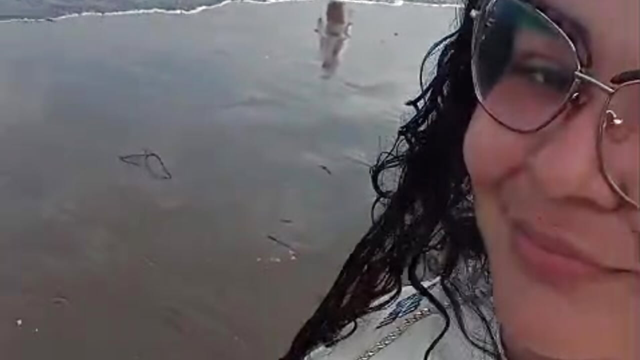 I flew to the beach for a while, see you tomorrow, thanks for being here with me - vídeo de Reginavegaa modelo de câmara