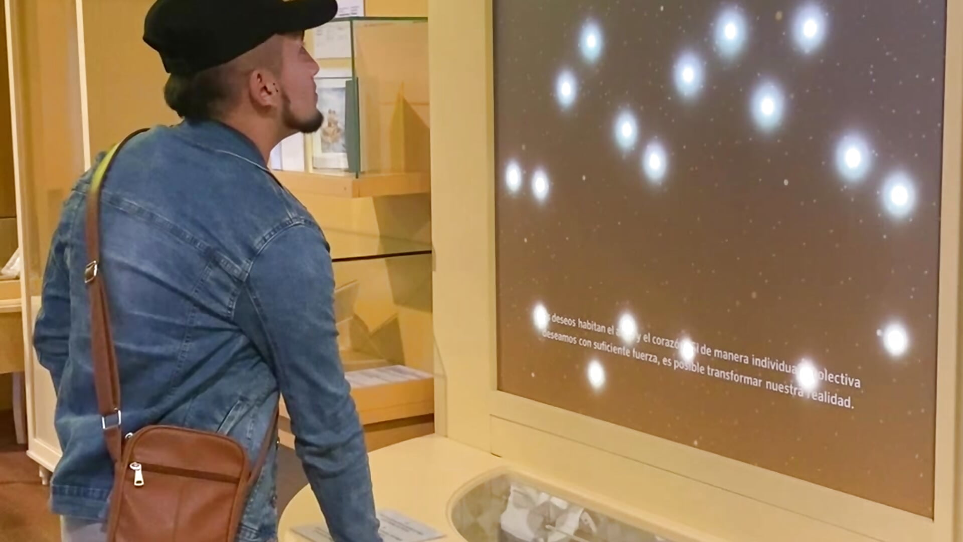 VISITA AL MUSEO NACIONAL! - video di SexyAssXxx69 modella di cam