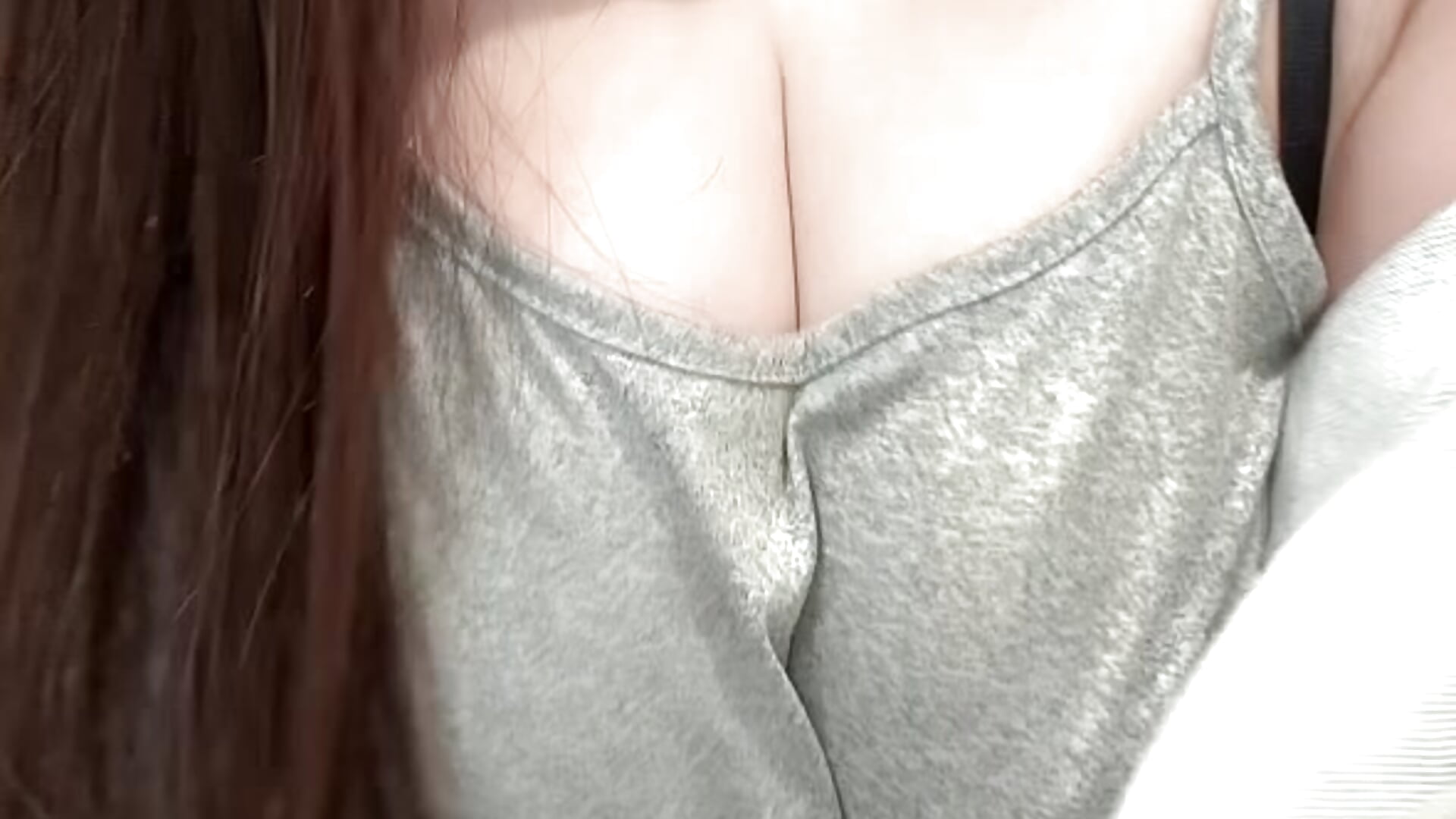 グレーのルームウェアでおっぱいぎゅー