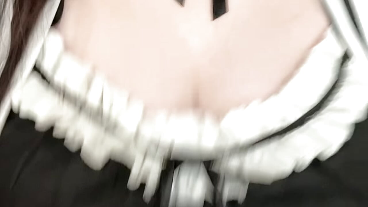 メイド服でおっぱいゆさゆさ