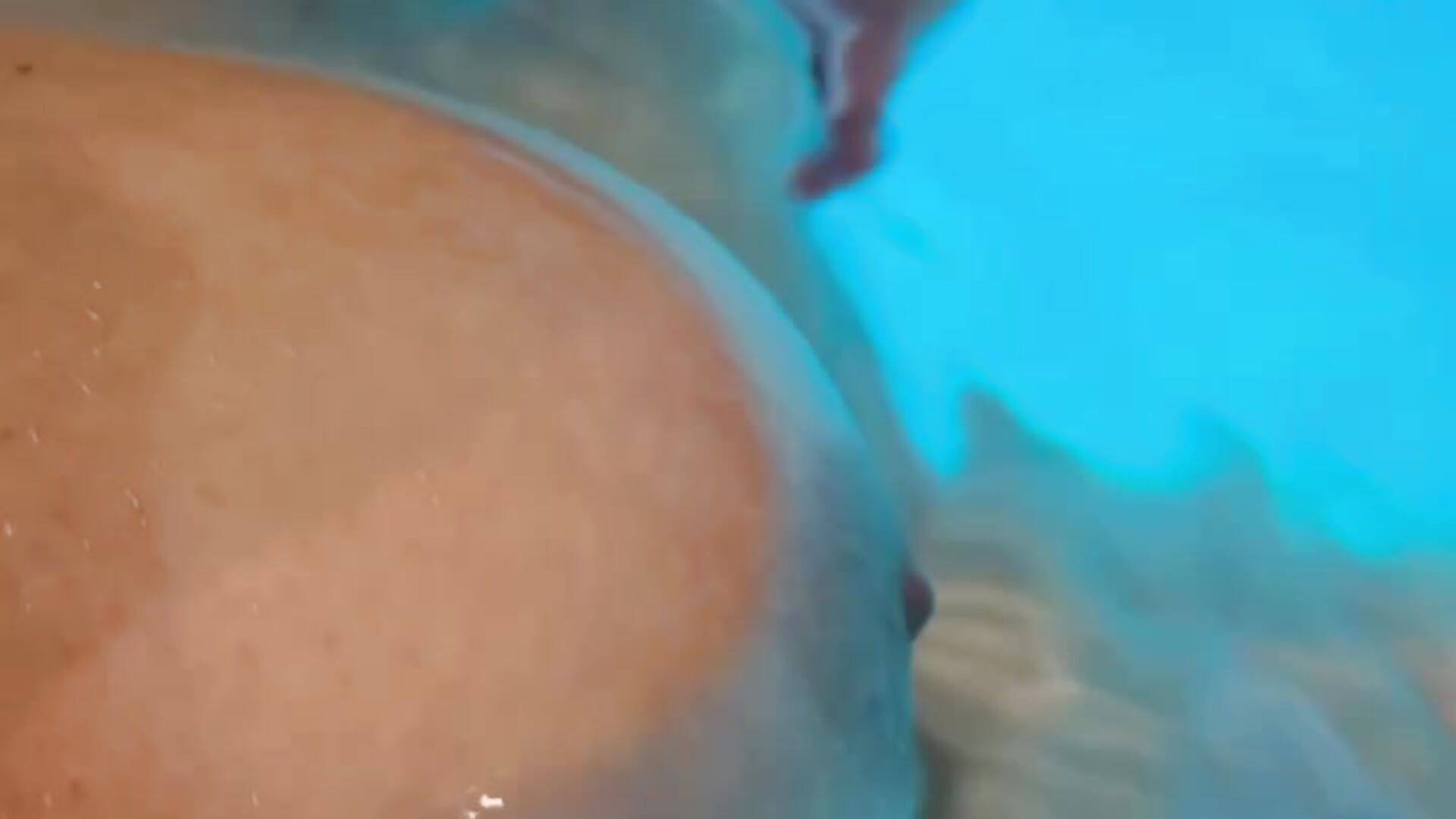 my big boobs in the pool 💦