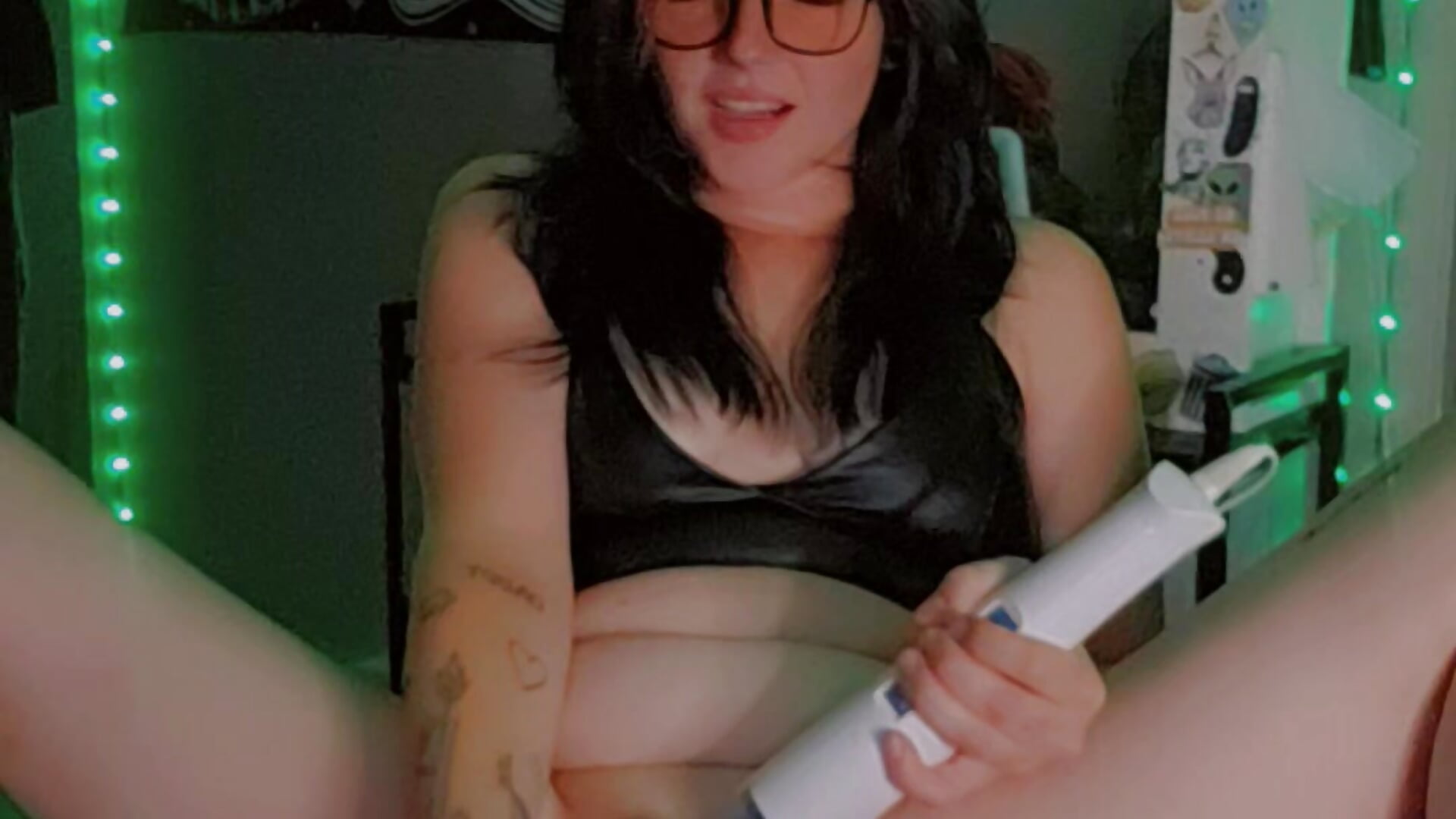 Stretching my pussy and vibbing my clit 😻 - video by angel_star420864 cam model