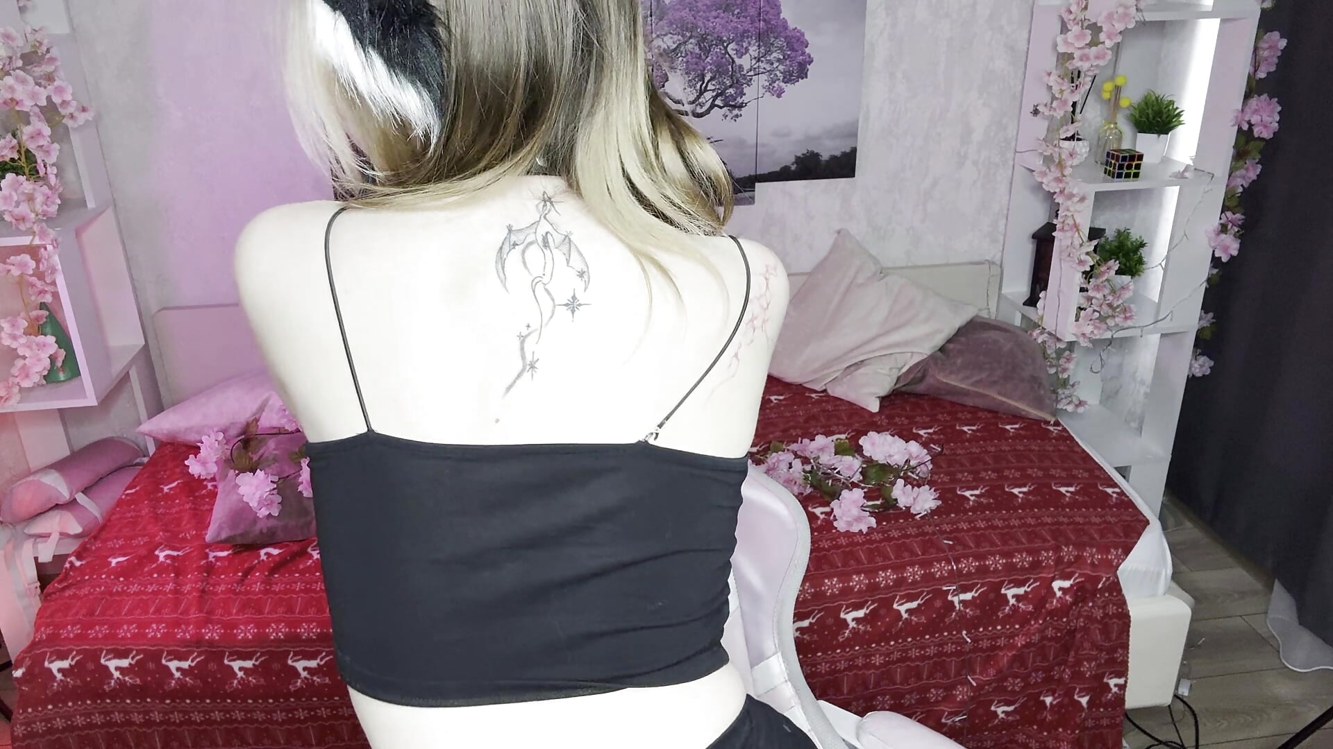 A playful kitten - video by HildaEvatt cam model