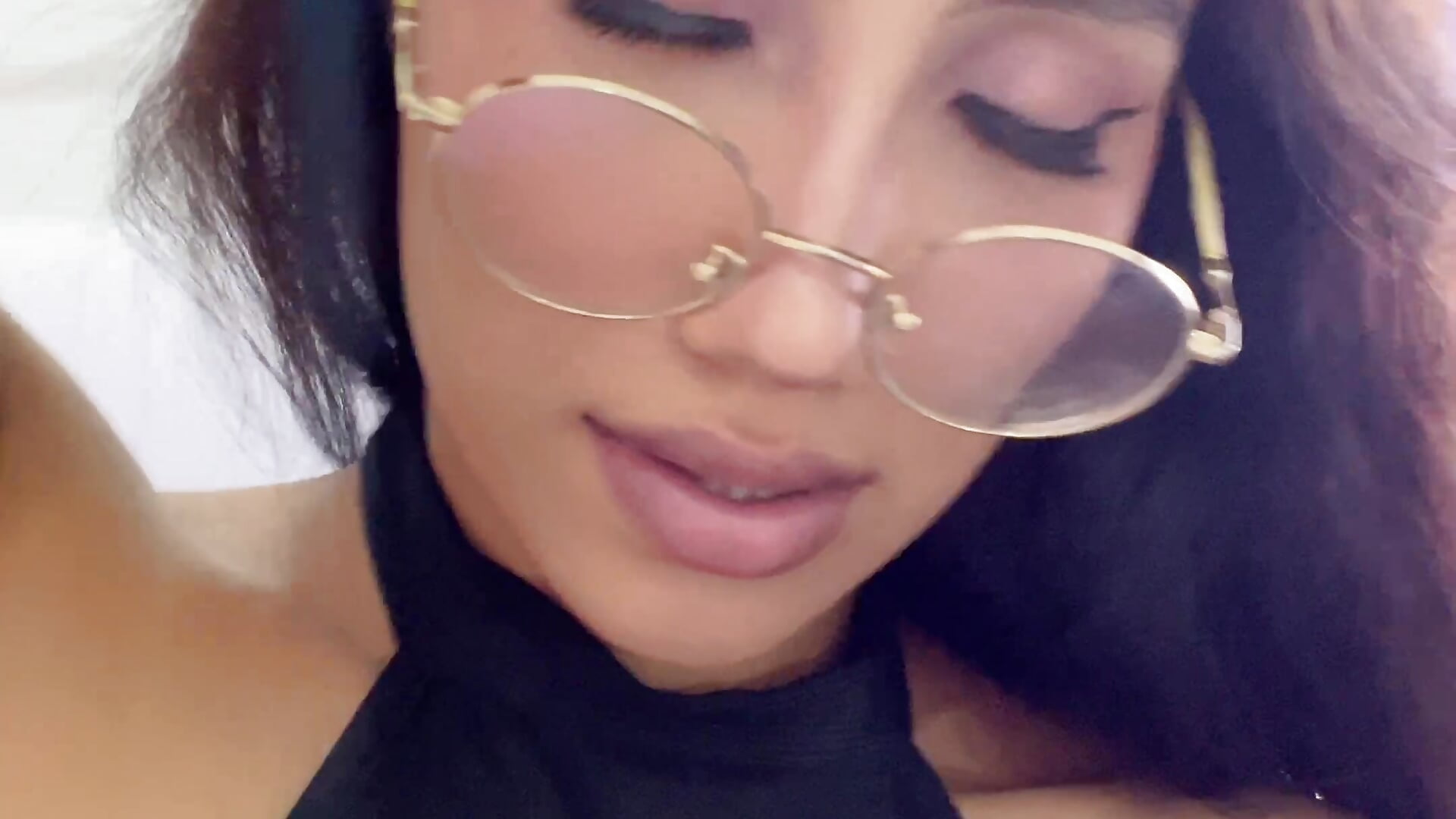 Glasses– naomiii__ kameramodell videója
