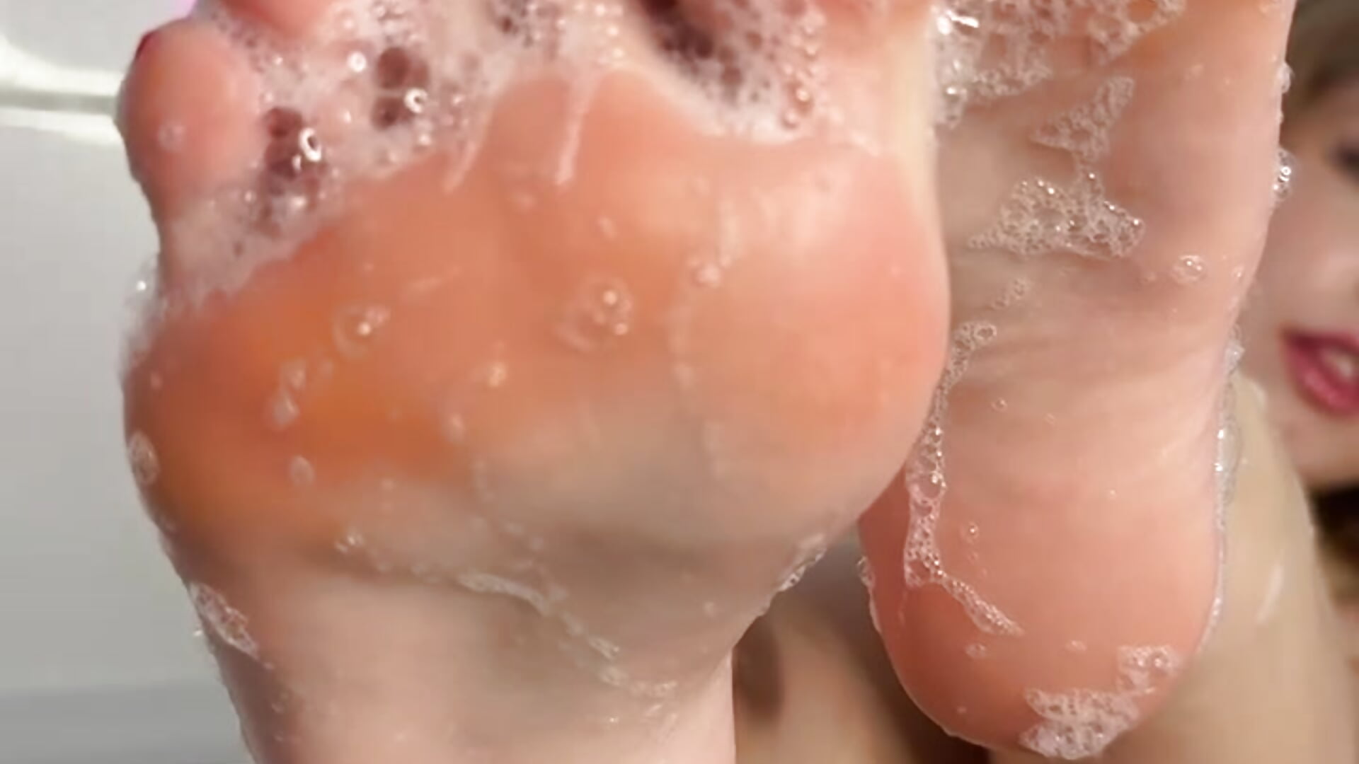 Emmy's feet in foam - video by Dylan_mercy cam model