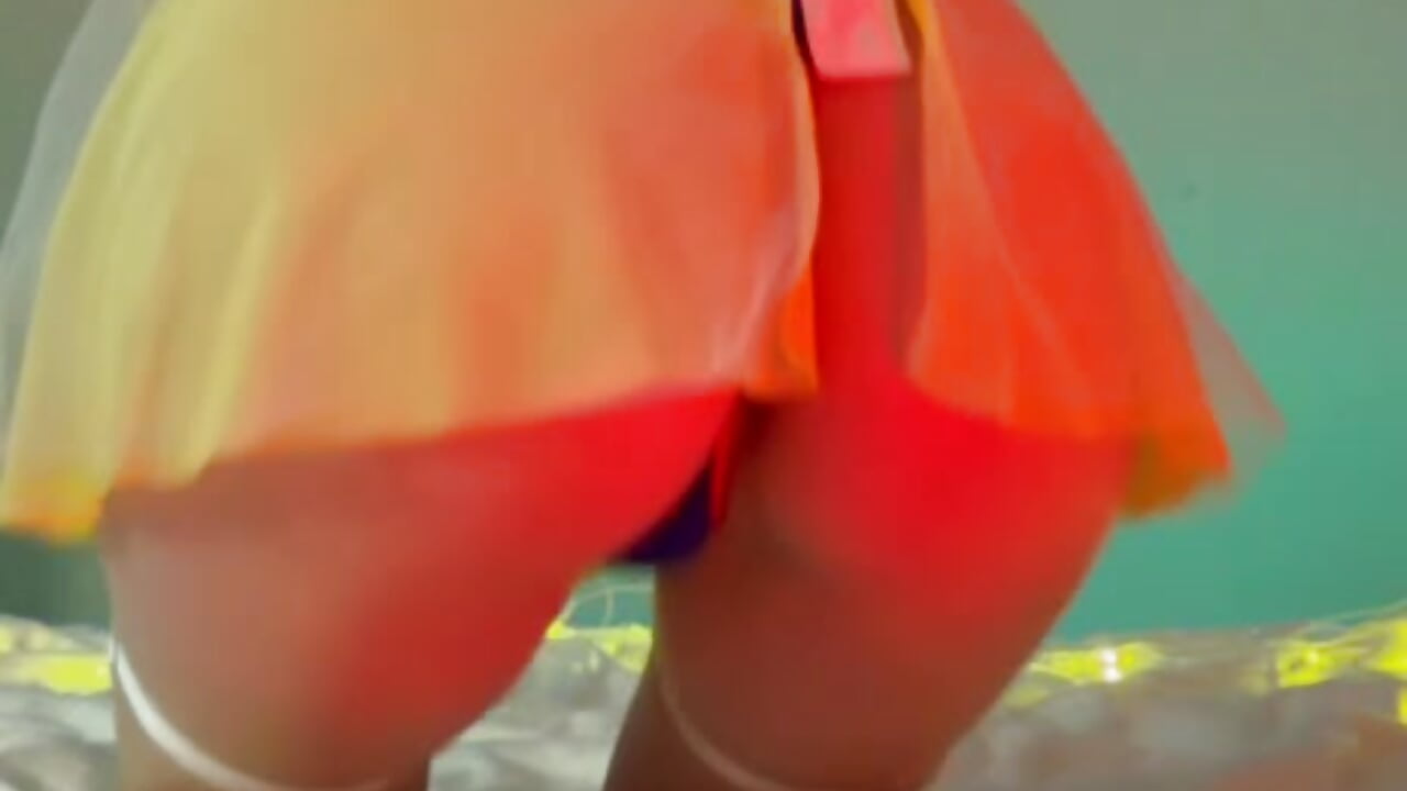 Sit down 😈🍎 - video by lady_curls cam model