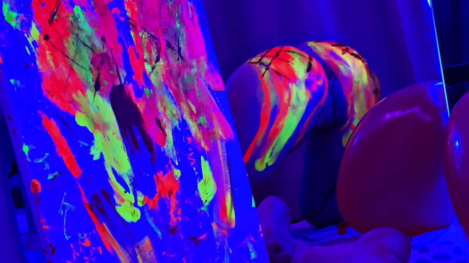 Neon Ass 🎨 - video by lady_curls cam model