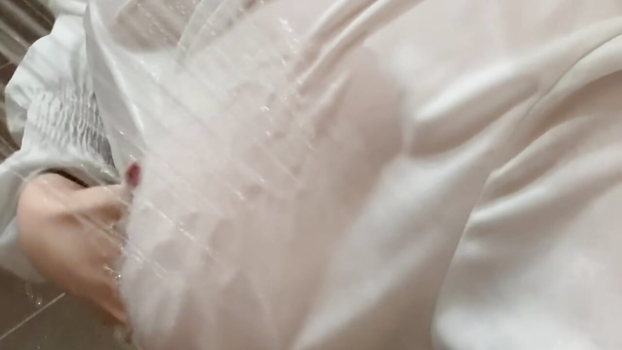A little shower in a white top..💦/ Egy kis zuhany feher felsőben..💦 - video by Mia_harmati cam model