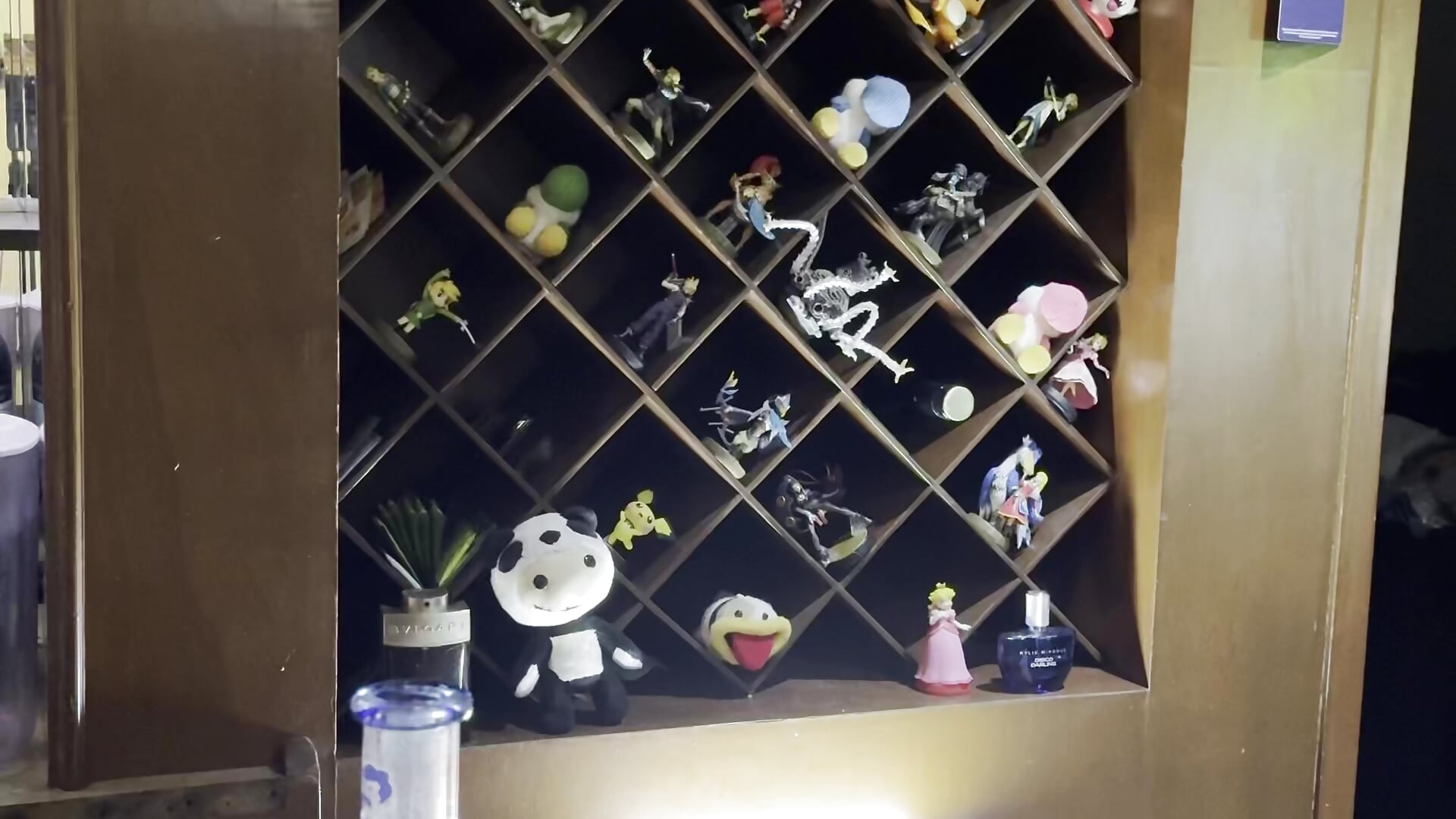 gay bear smoking and blowing clouds with his  amiibos - vidéo du modèle de showcams bearcloudcomputa