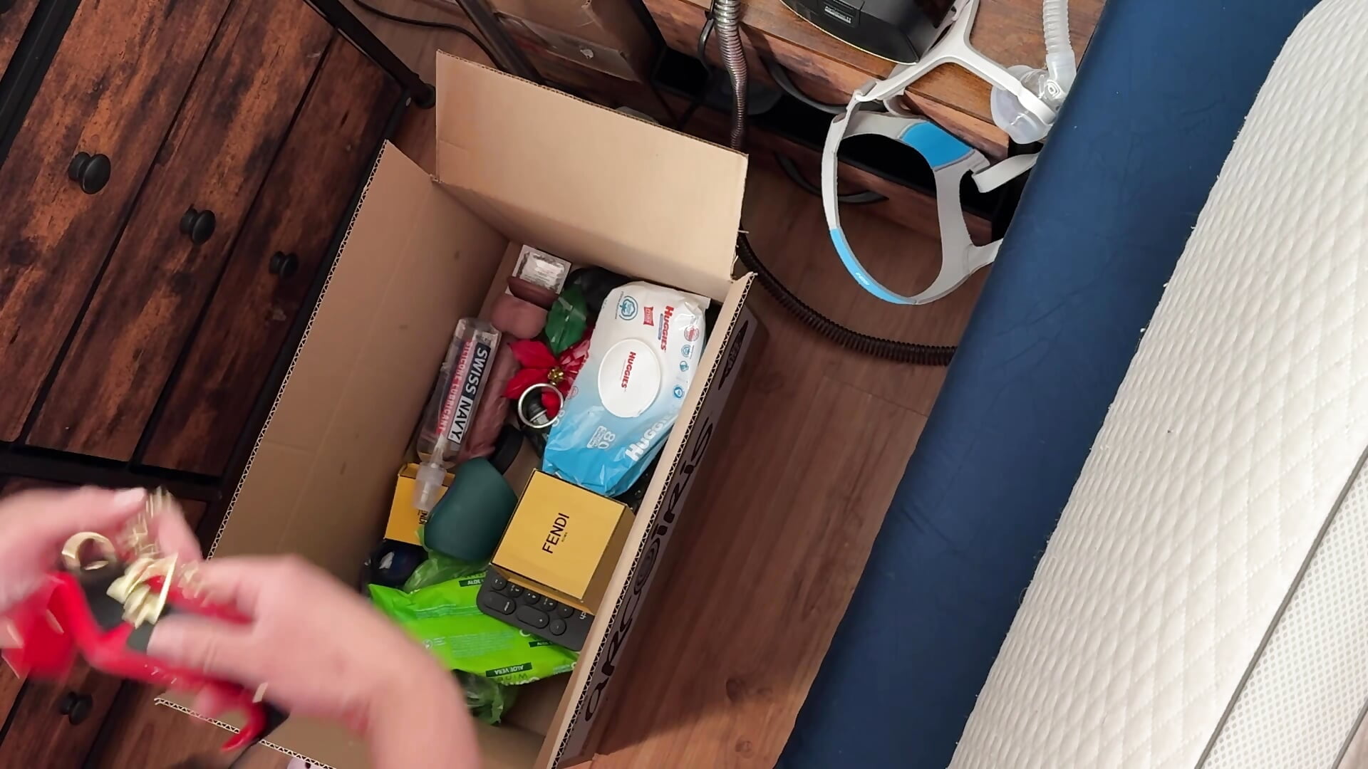 Packing my home office equipment for a another move - vídeo de la modelo de cam bearcloudcomputa