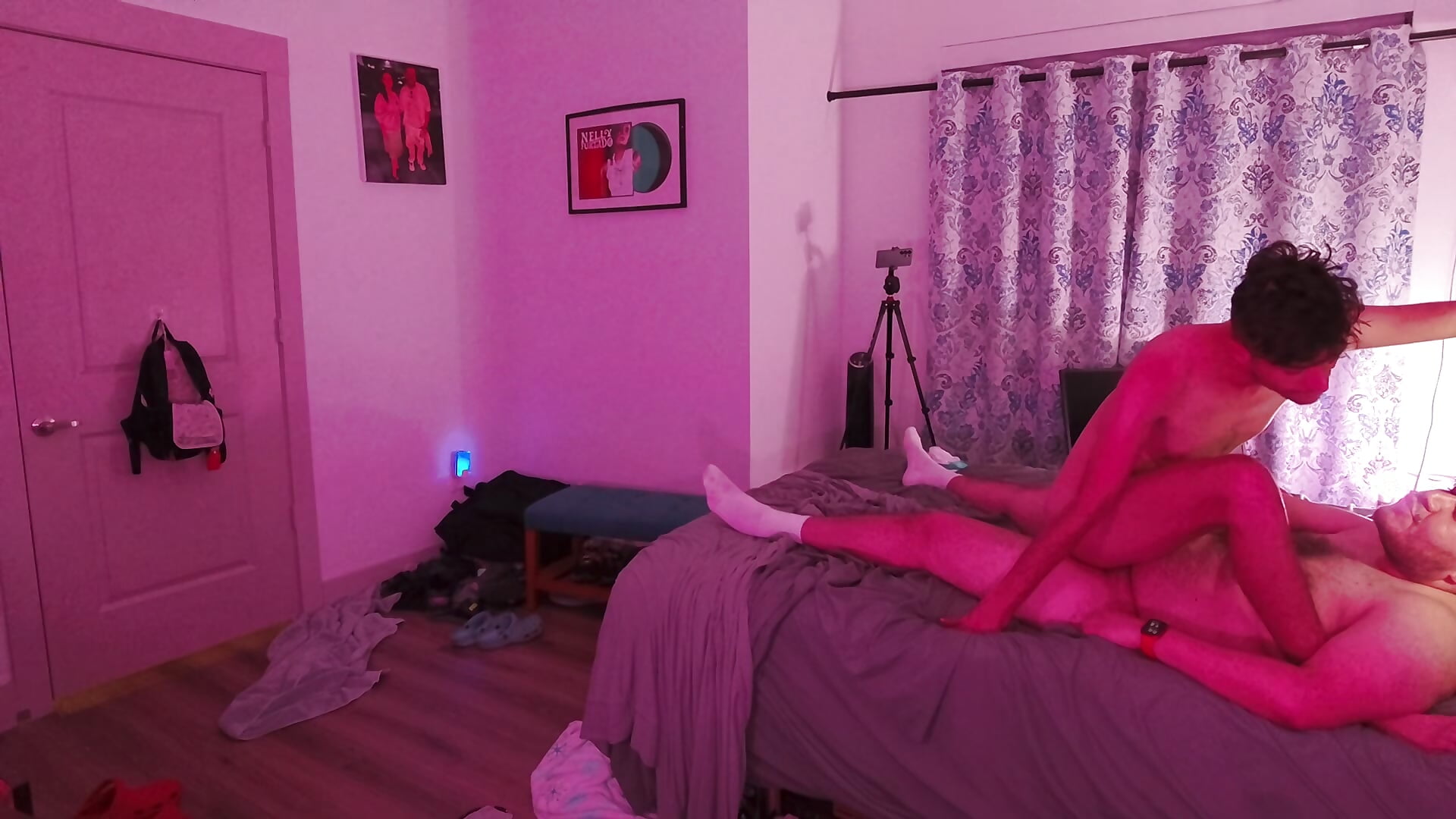 Cloudy Sex with Emmanuel, watch us blow clouds in our cocks and fuck part two - відео від вебкаммоделі bearcloudcomputa