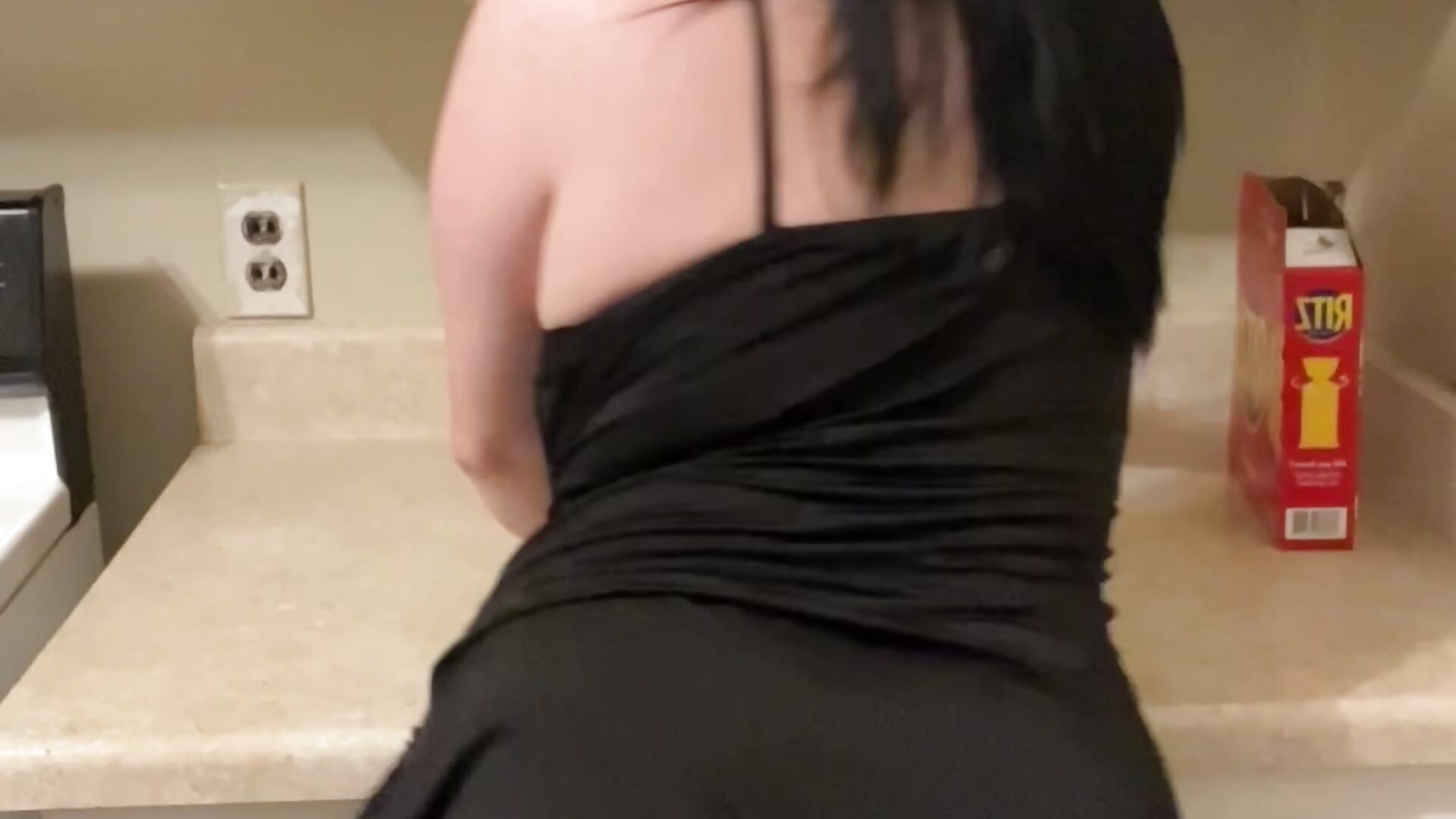 TEASER - Mommy Needs A Snack - vídeo de TheGothMilf modelo de câmara