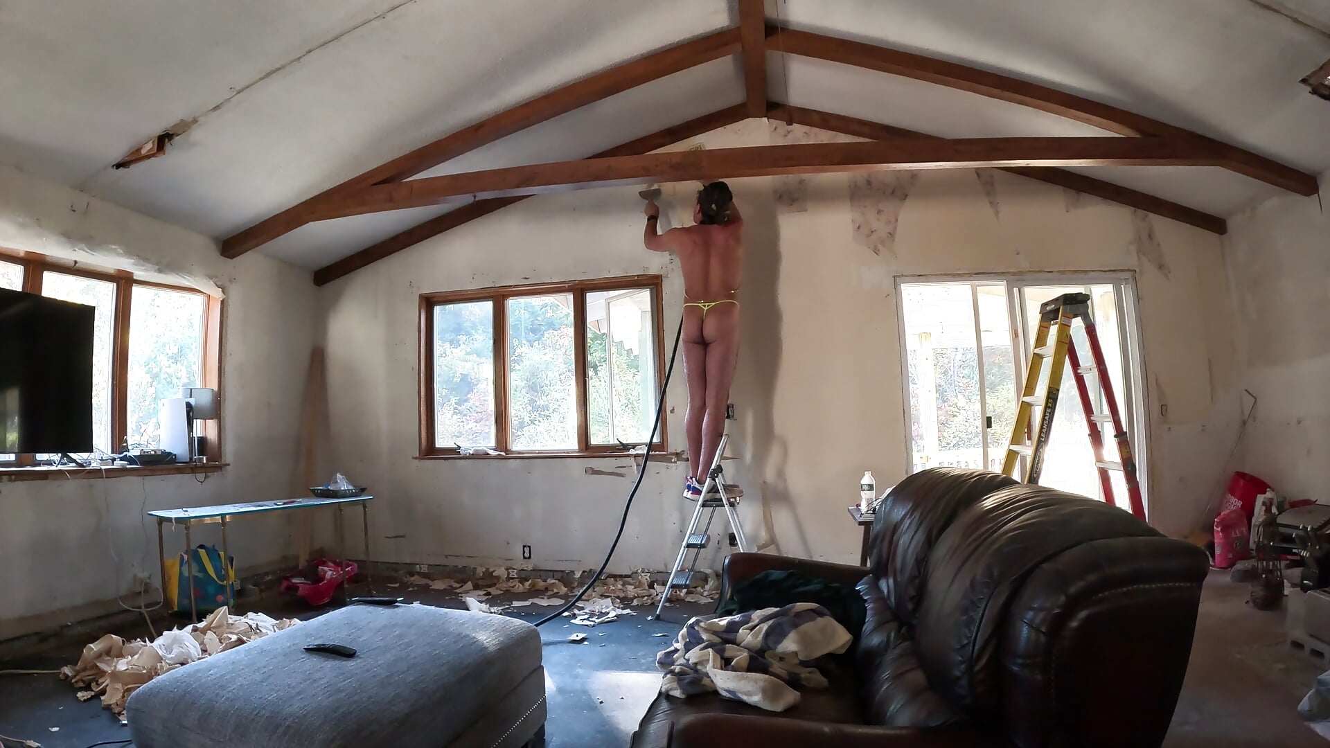 Stripping wall paper in a thong