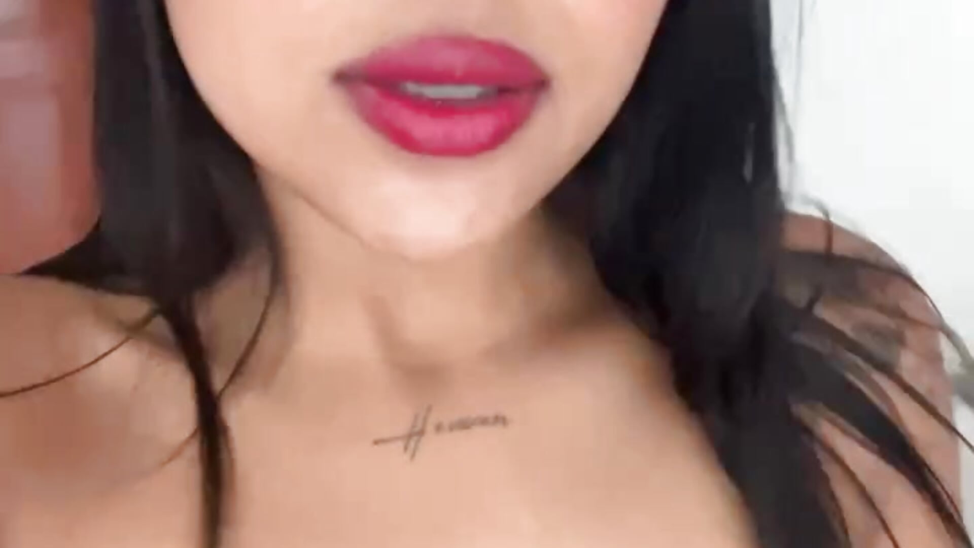 walk in my house 😈 - video by Mariangel_11 cam model