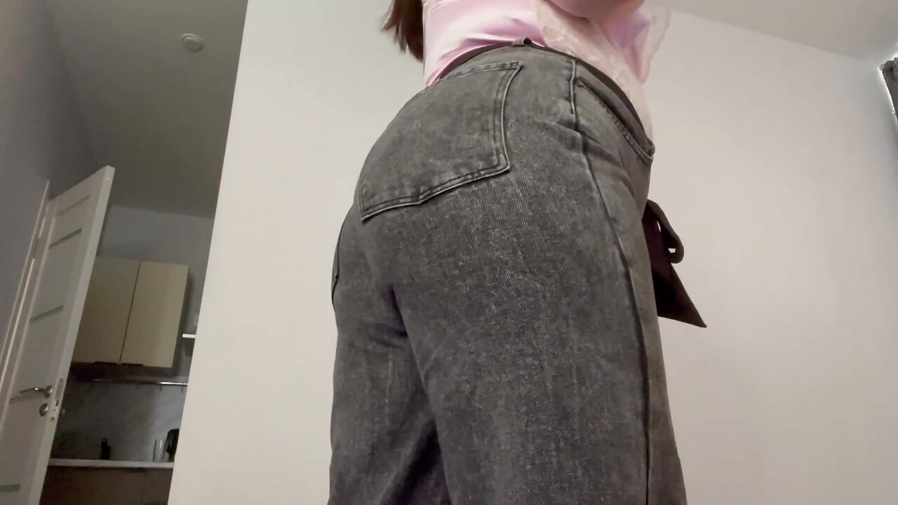 Twerking in tight jeans
